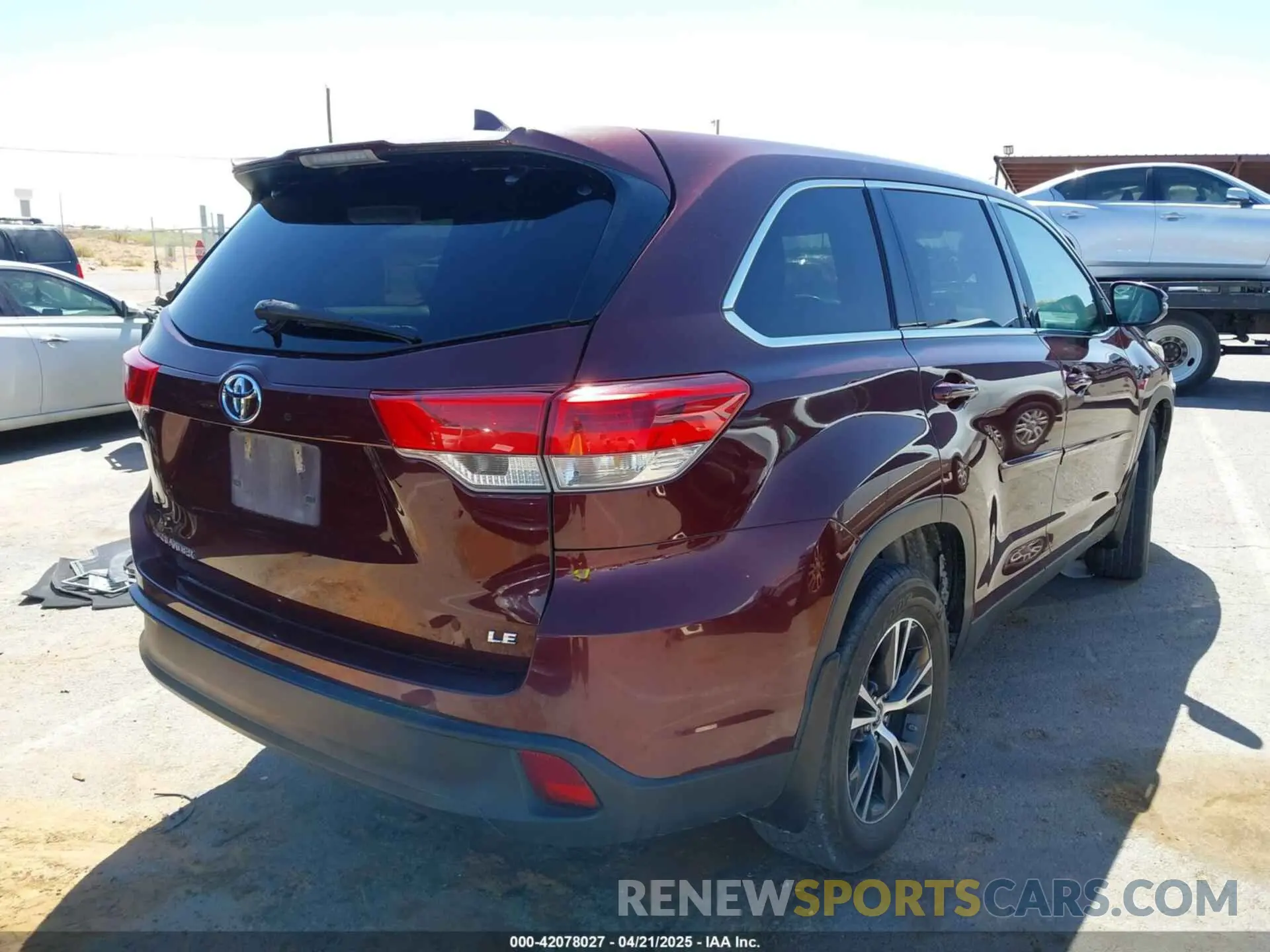 4 Photograph of a damaged car 5TDZZRFH2KS336361 TOYOTA HIGHLANDER 2019