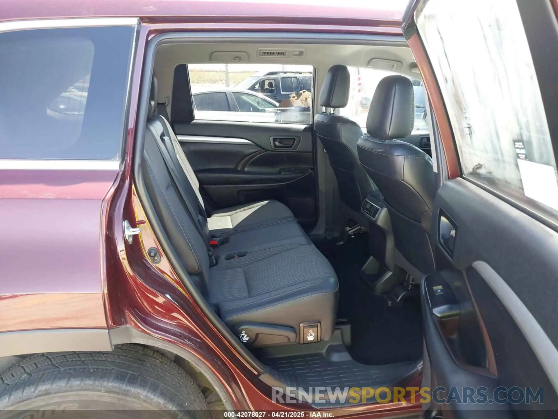 8 Photograph of a damaged car 5TDZZRFH2KS336361 TOYOTA HIGHLANDER 2019