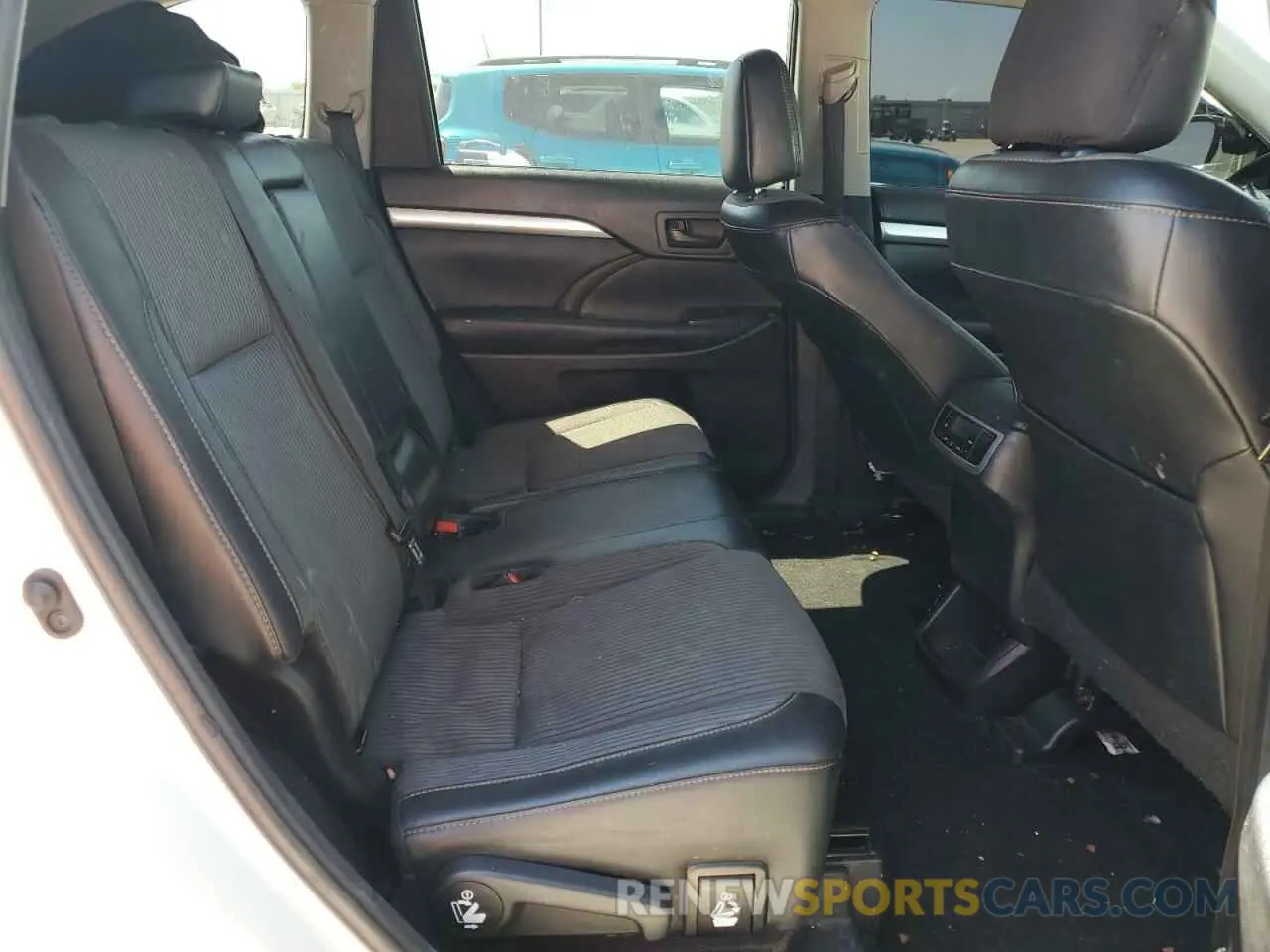 10 Photograph of a damaged car 5TDZZRFH3KS293956 TOYOTA HIGHLANDER 2019