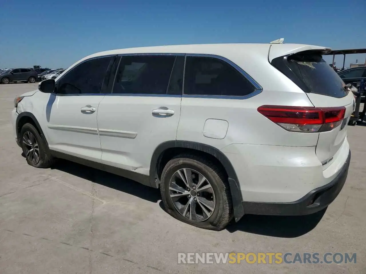2 Photograph of a damaged car 5TDZZRFH3KS293956 TOYOTA HIGHLANDER 2019
