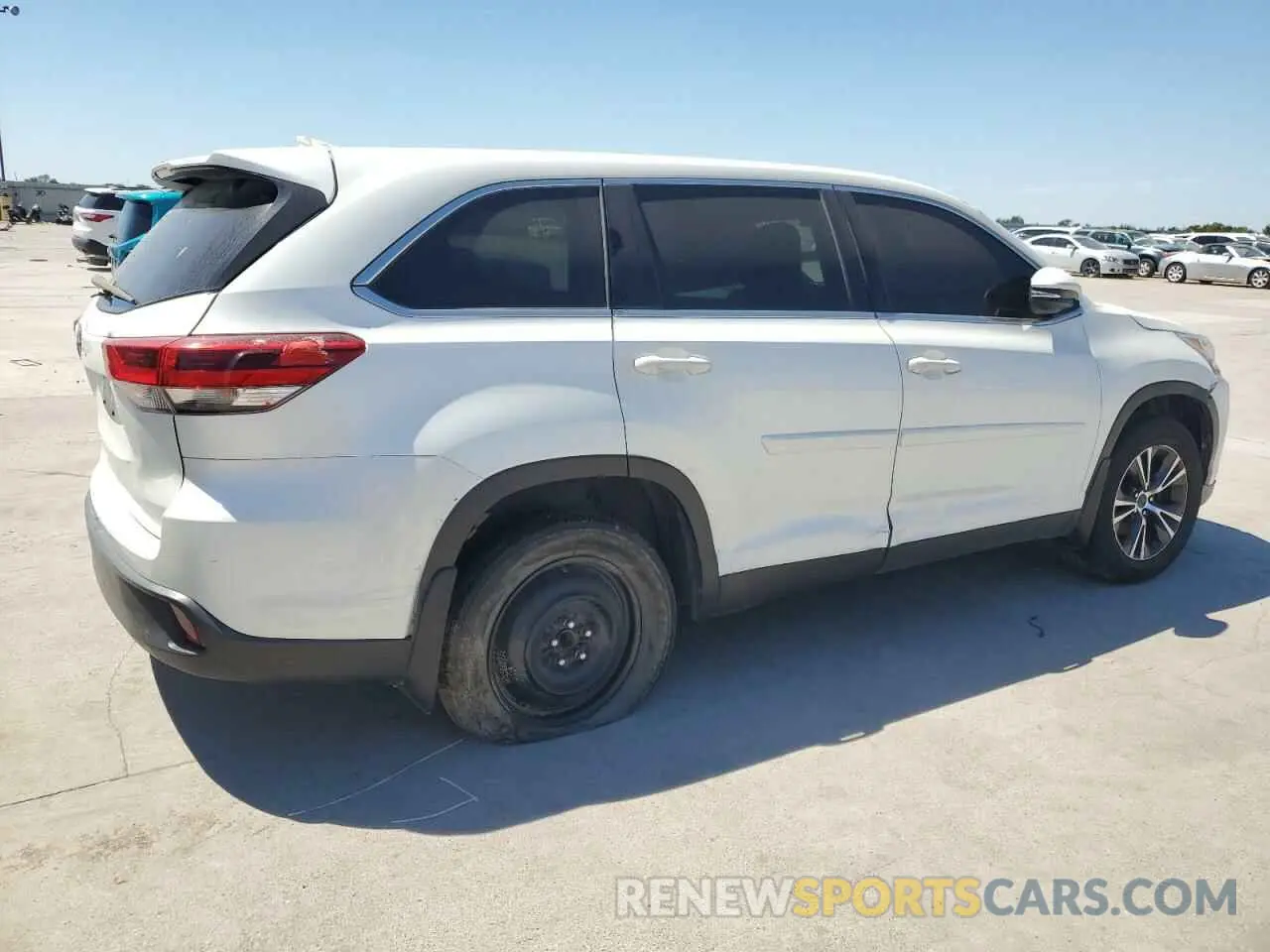 3 Photograph of a damaged car 5TDZZRFH3KS293956 TOYOTA HIGHLANDER 2019