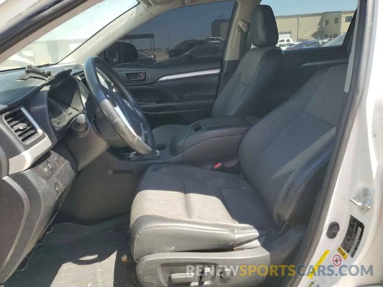 7 Photograph of a damaged car 5TDZZRFH3KS293956 TOYOTA HIGHLANDER 2019