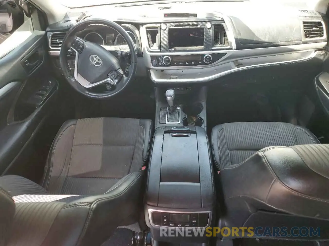 8 Photograph of a damaged car 5TDZZRFH3KS293956 TOYOTA HIGHLANDER 2019