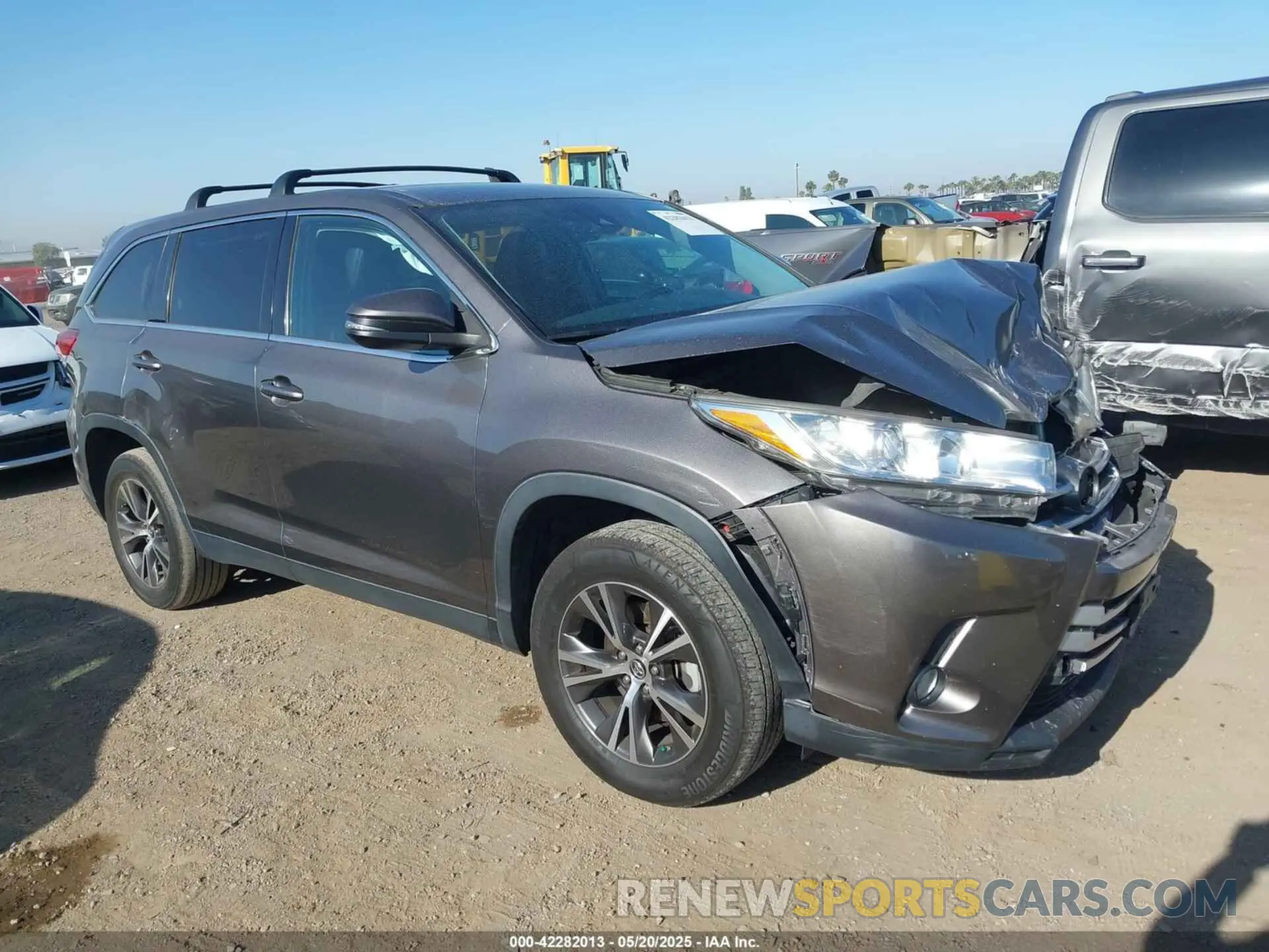 1 Photograph of a damaged car 5TDZZRFH3KS296579 TOYOTA HIGHLANDER 2019