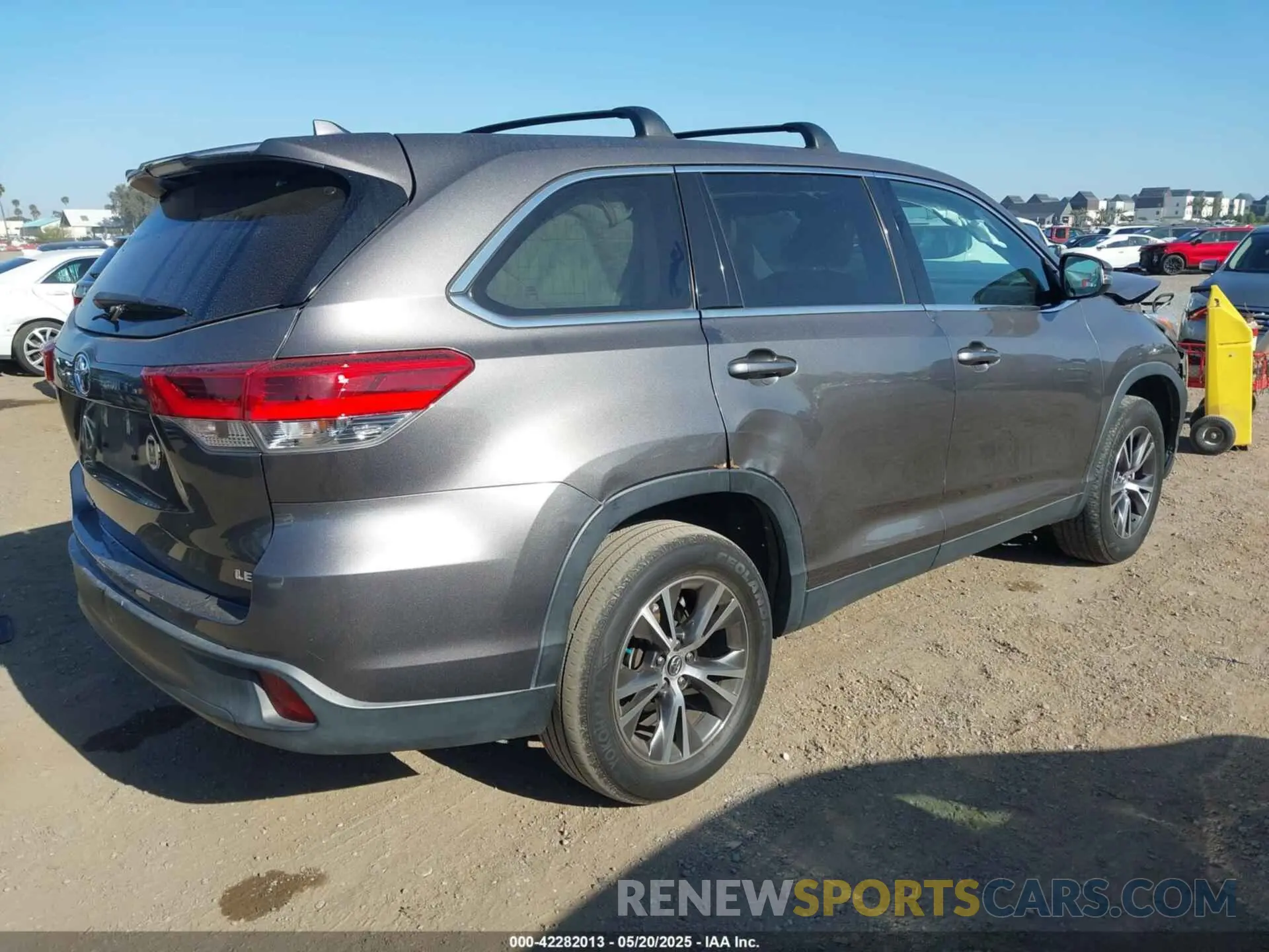 4 Photograph of a damaged car 5TDZZRFH3KS296579 TOYOTA HIGHLANDER 2019