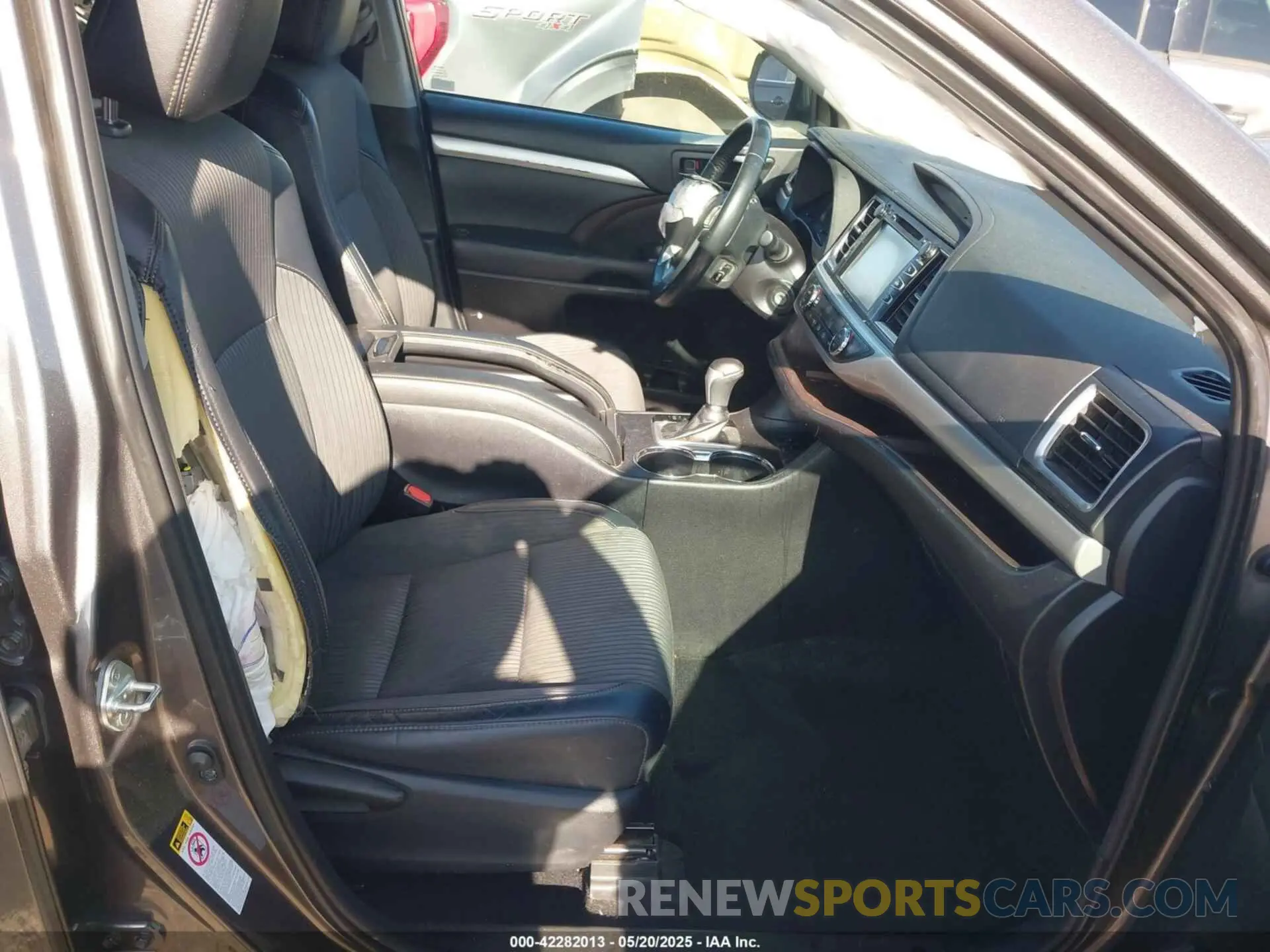 5 Photograph of a damaged car 5TDZZRFH3KS296579 TOYOTA HIGHLANDER 2019