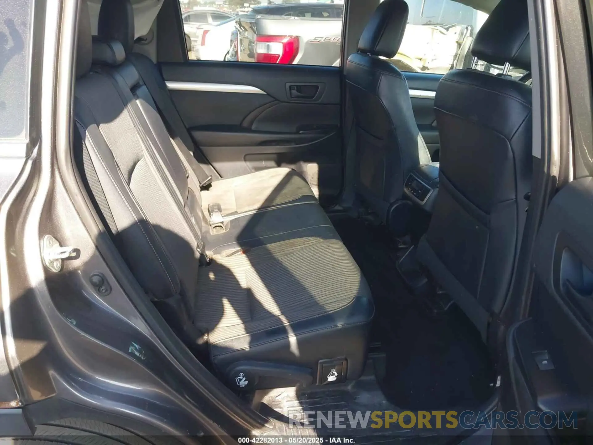 8 Photograph of a damaged car 5TDZZRFH3KS296579 TOYOTA HIGHLANDER 2019