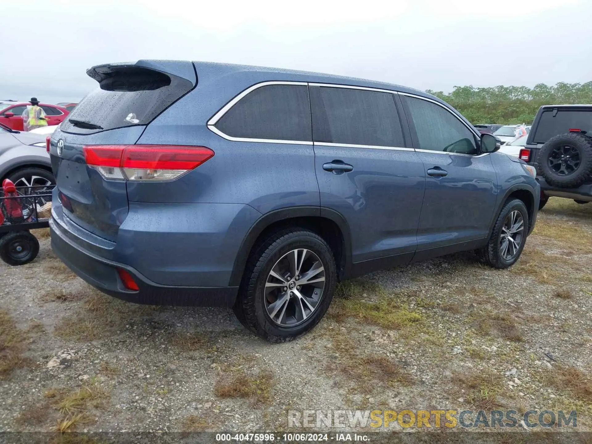 4 Photograph of a damaged car 5TDZZRFH3KS351208 TOYOTA HIGHLANDER 2019