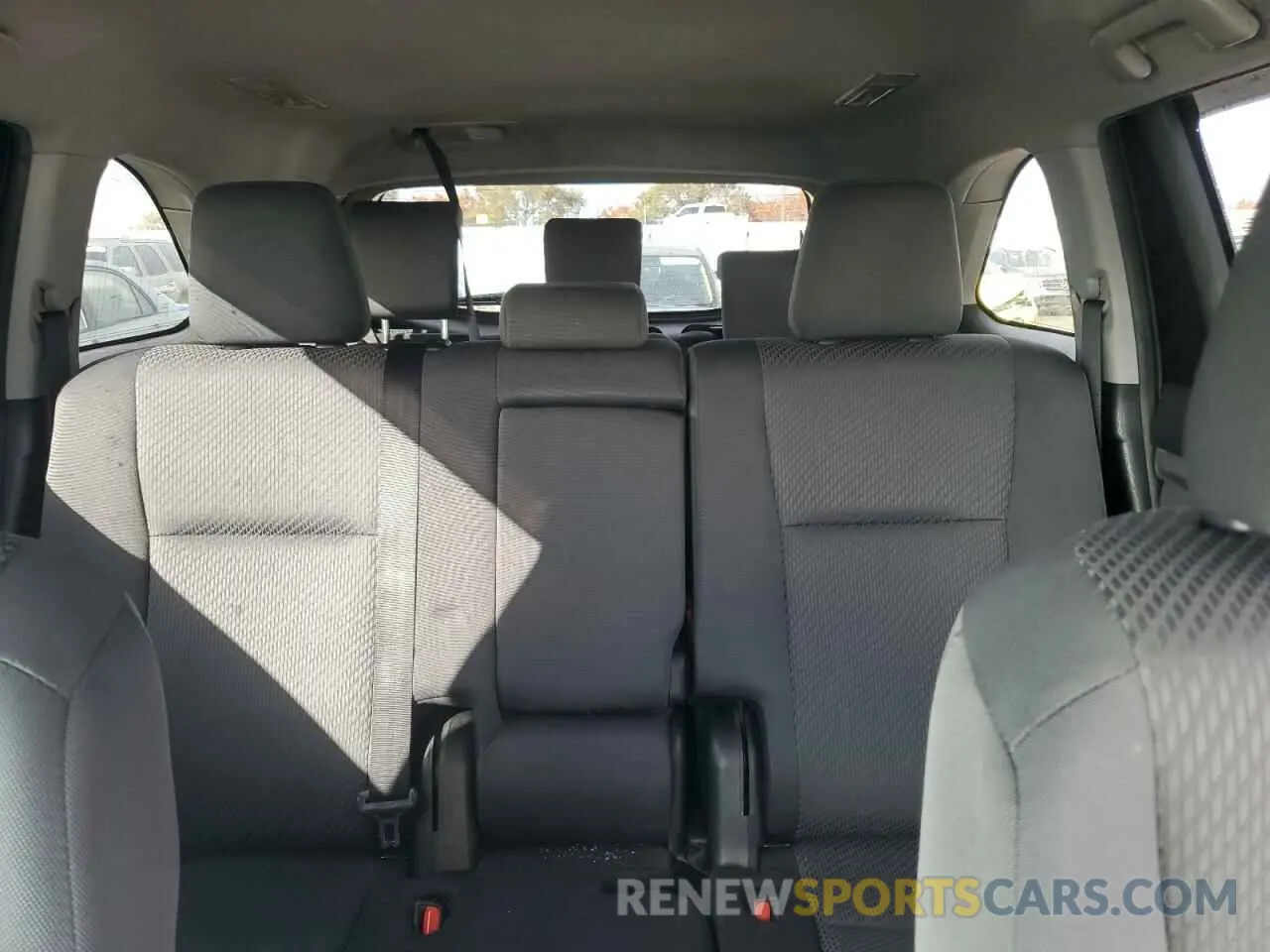10 Photograph of a damaged car 5TDZZRFH3KS356733 TOYOTA HIGHLANDER 2019