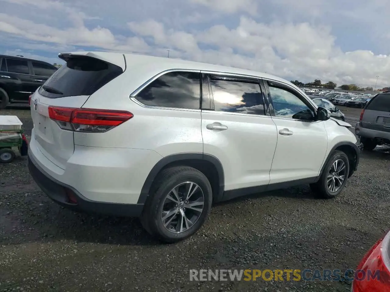 3 Photograph of a damaged car 5TDZZRFH3KS356733 TOYOTA HIGHLANDER 2019
