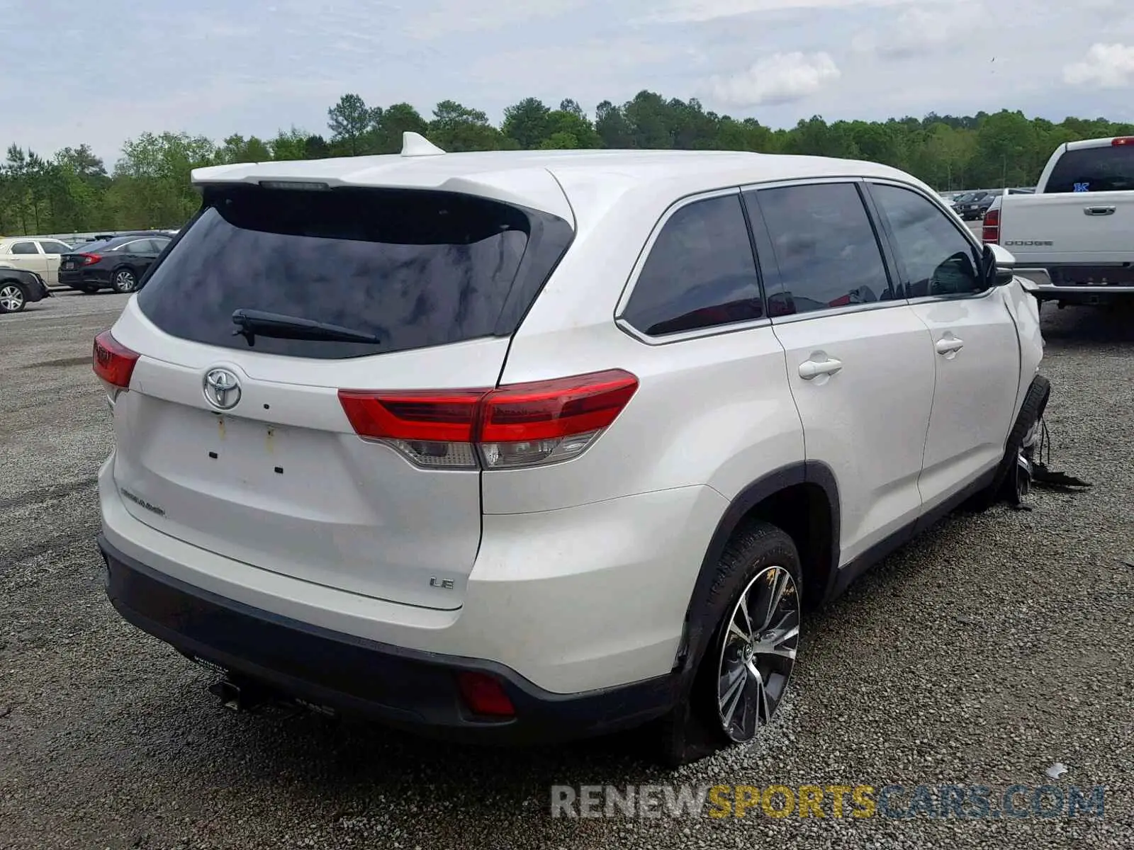 4 Photograph of a damaged car 5TDZZRFH4KS293996 TOYOTA HIGHLANDER 2019