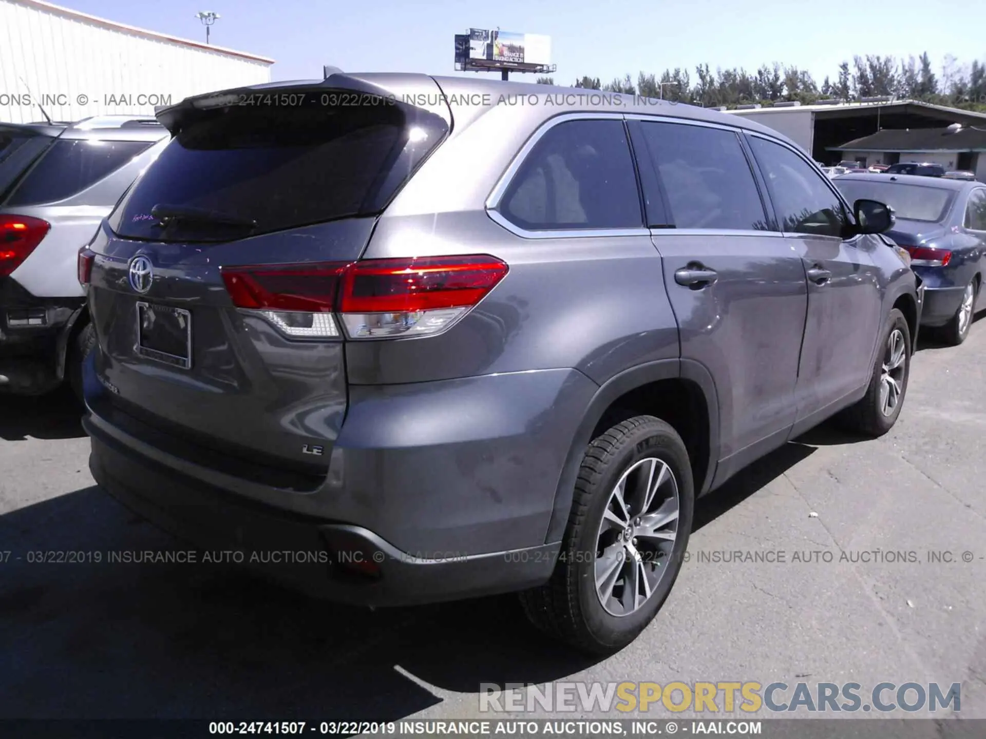 4 Photograph of a damaged car 5TDZZRFH4KS294467 TOYOTA HIGHLANDER 2019