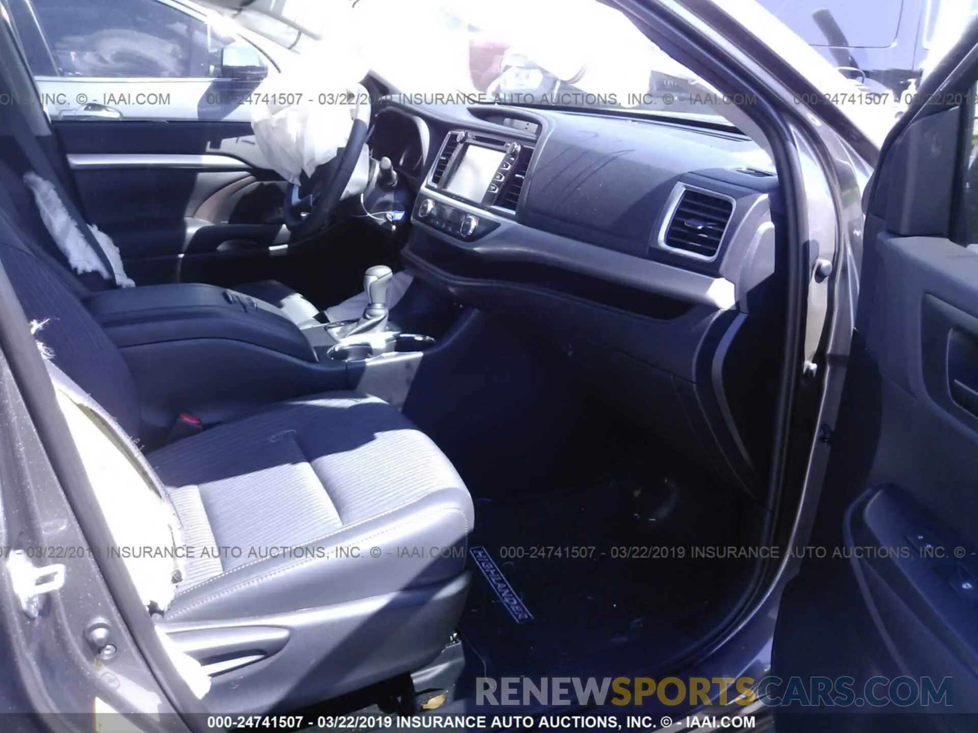 5 Photograph of a damaged car 5TDZZRFH4KS294467 TOYOTA HIGHLANDER 2019