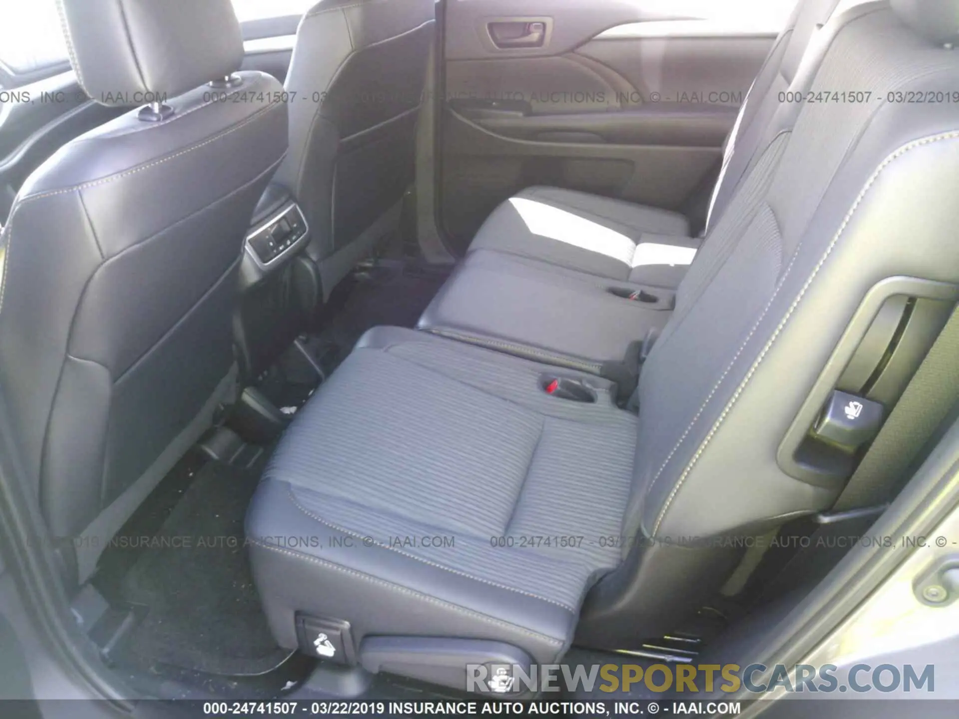 8 Photograph of a damaged car 5TDZZRFH4KS294467 TOYOTA HIGHLANDER 2019