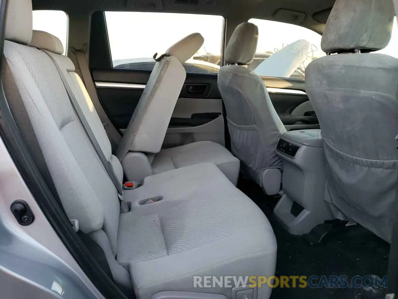 6 Photograph of a damaged car 5TDZZRFH4KS297174 TOYOTA HIGHLANDER 2019