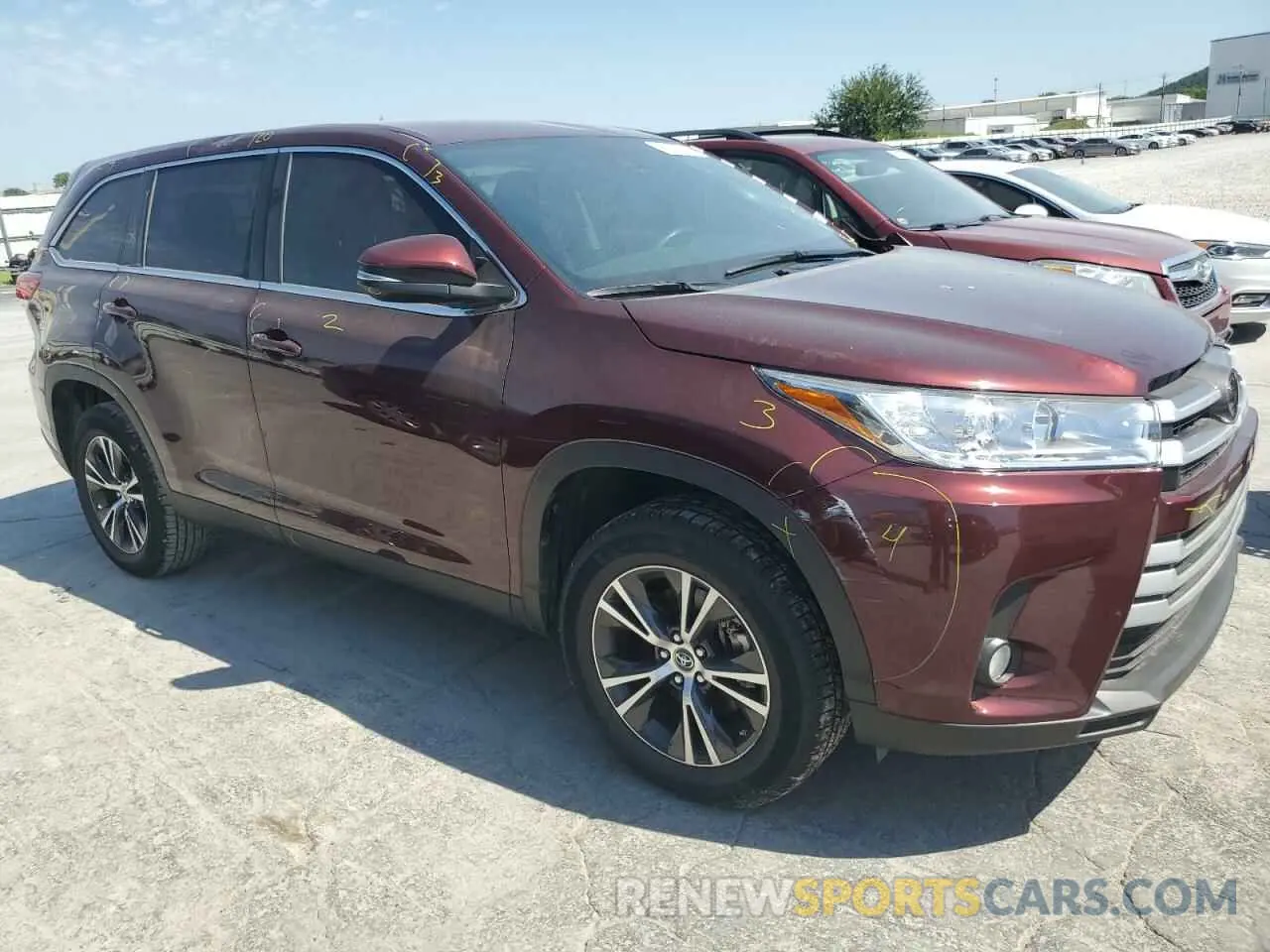 4 Photograph of a damaged car 5TDZZRFH4KS305161 TOYOTA HIGHLANDER 2019