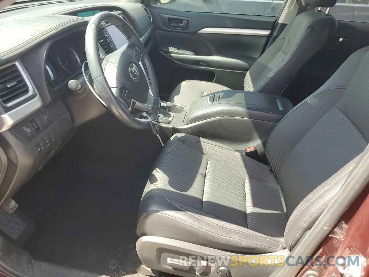 7 Photograph of a damaged car 5TDZZRFH4KS305161 TOYOTA HIGHLANDER 2019