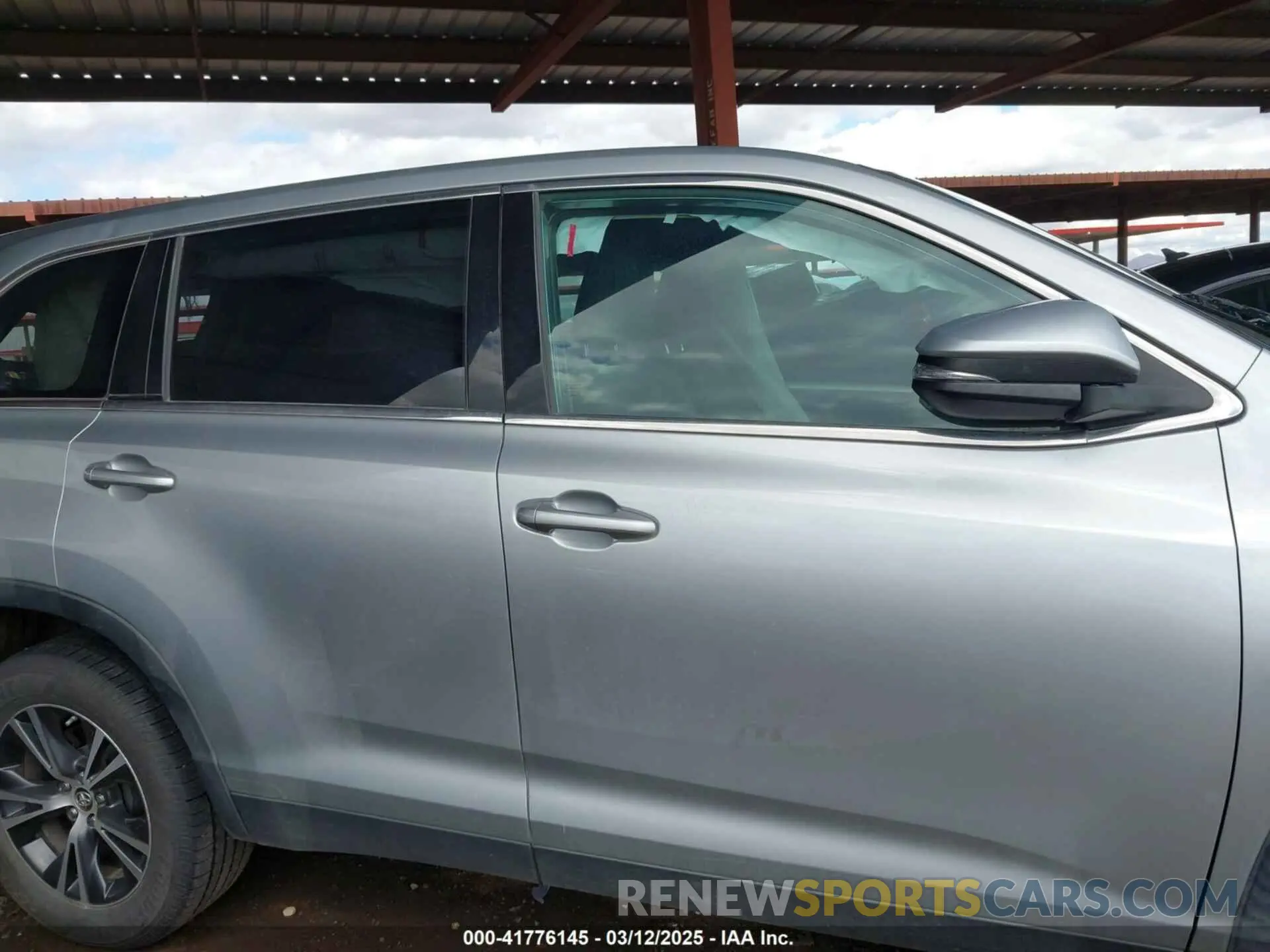 13 Photograph of a damaged car 5TDZZRFH4KS314023 TOYOTA HIGHLANDER 2019