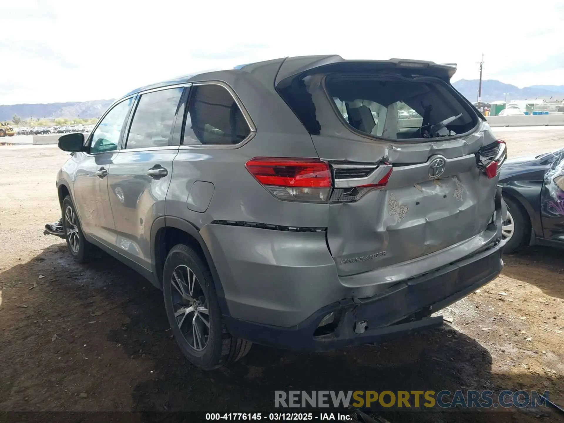 3 Photograph of a damaged car 5TDZZRFH4KS314023 TOYOTA HIGHLANDER 2019