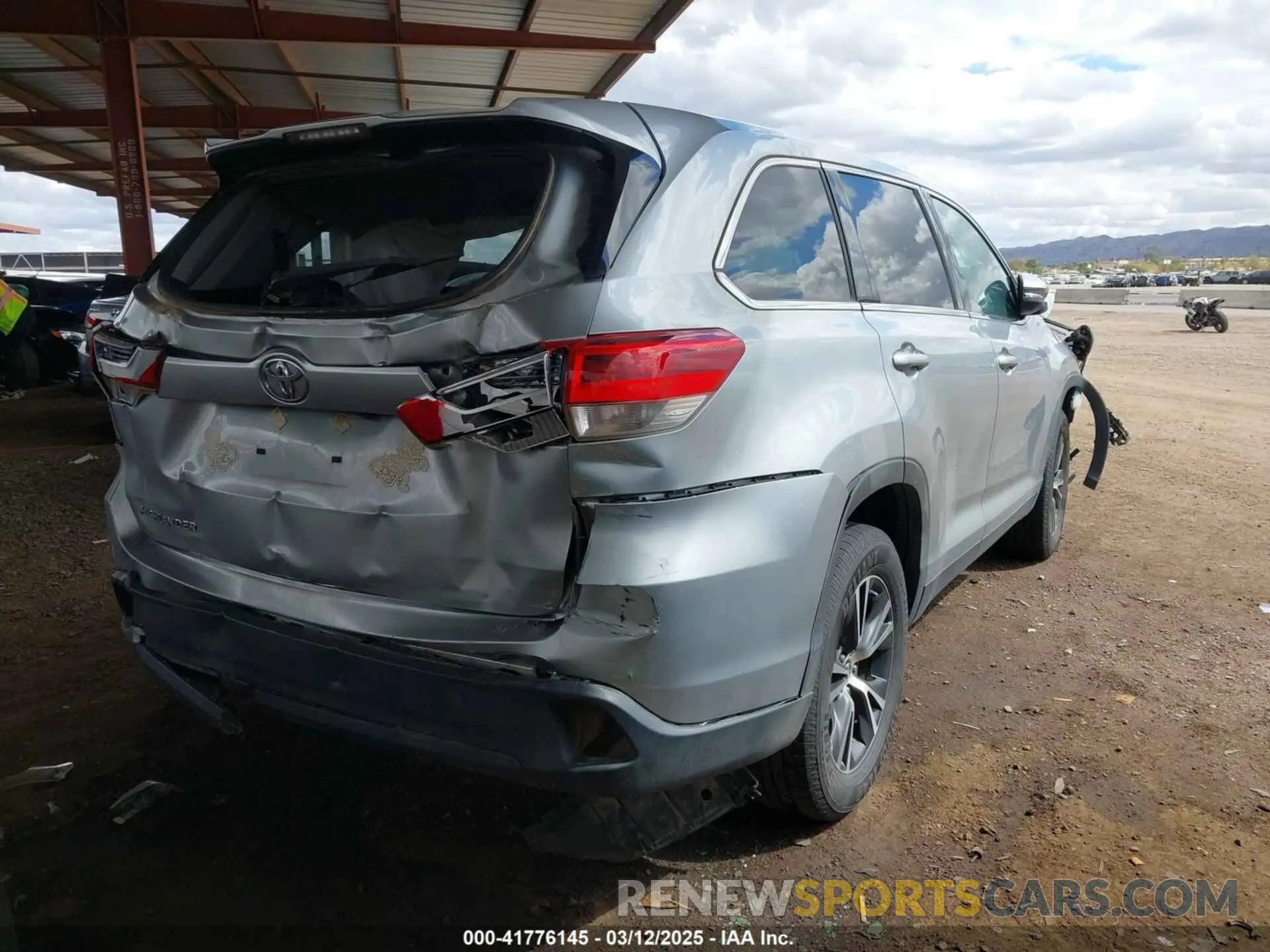 4 Photograph of a damaged car 5TDZZRFH4KS314023 TOYOTA HIGHLANDER 2019