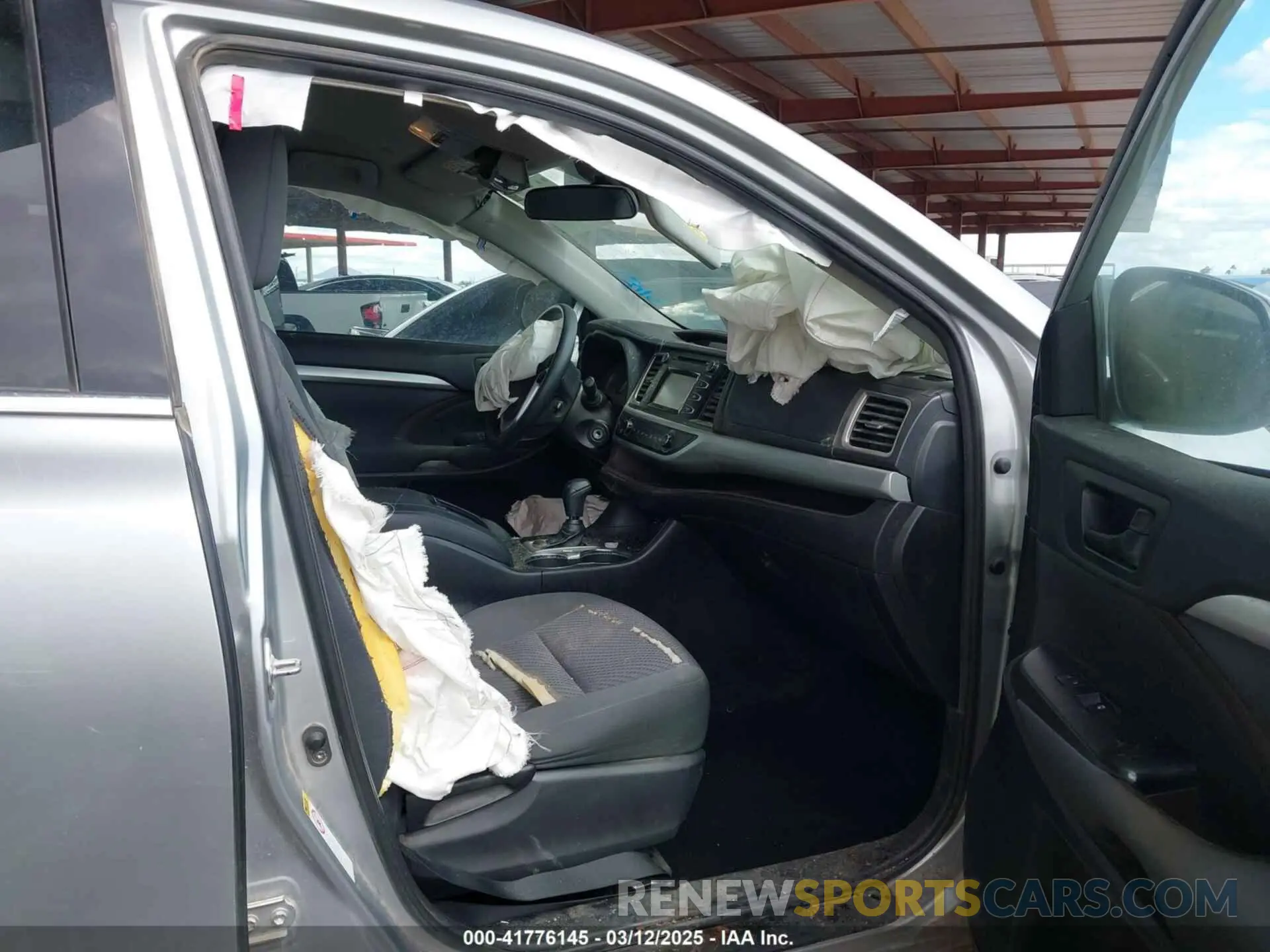 5 Photograph of a damaged car 5TDZZRFH4KS314023 TOYOTA HIGHLANDER 2019