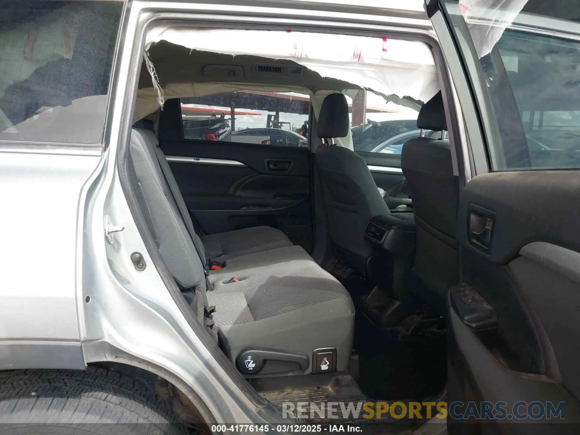 8 Photograph of a damaged car 5TDZZRFH4KS314023 TOYOTA HIGHLANDER 2019