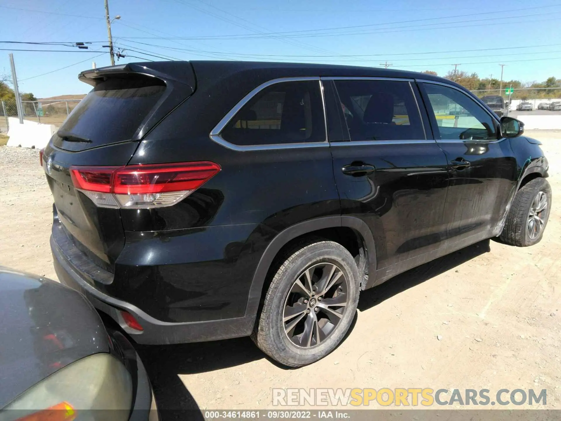 4 Photograph of a damaged car 5TDZZRFH4KS319450 TOYOTA HIGHLANDER 2019