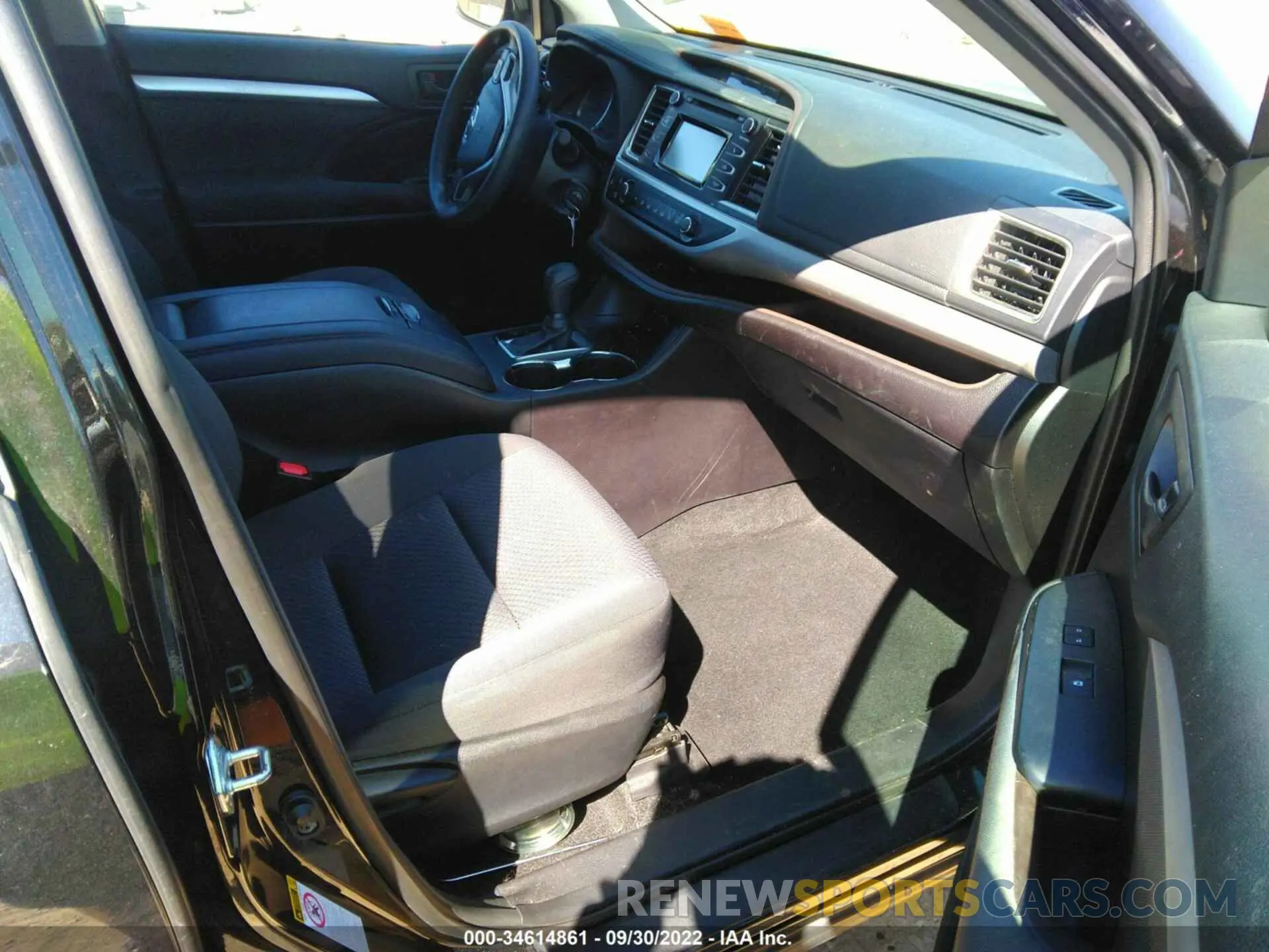 5 Photograph of a damaged car 5TDZZRFH4KS319450 TOYOTA HIGHLANDER 2019