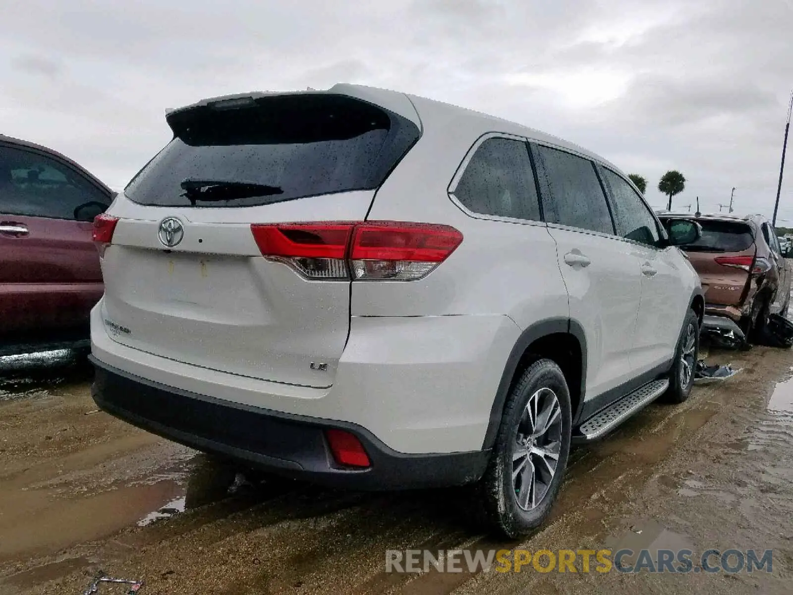 4 Photograph of a damaged car 5TDZZRFH4KS334241 TOYOTA HIGHLANDER 2019