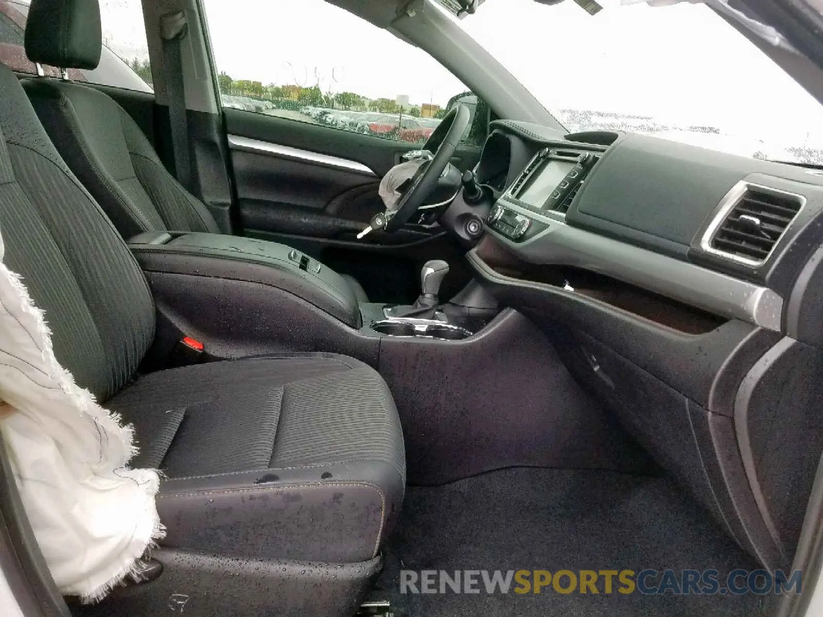 5 Photograph of a damaged car 5TDZZRFH4KS334241 TOYOTA HIGHLANDER 2019