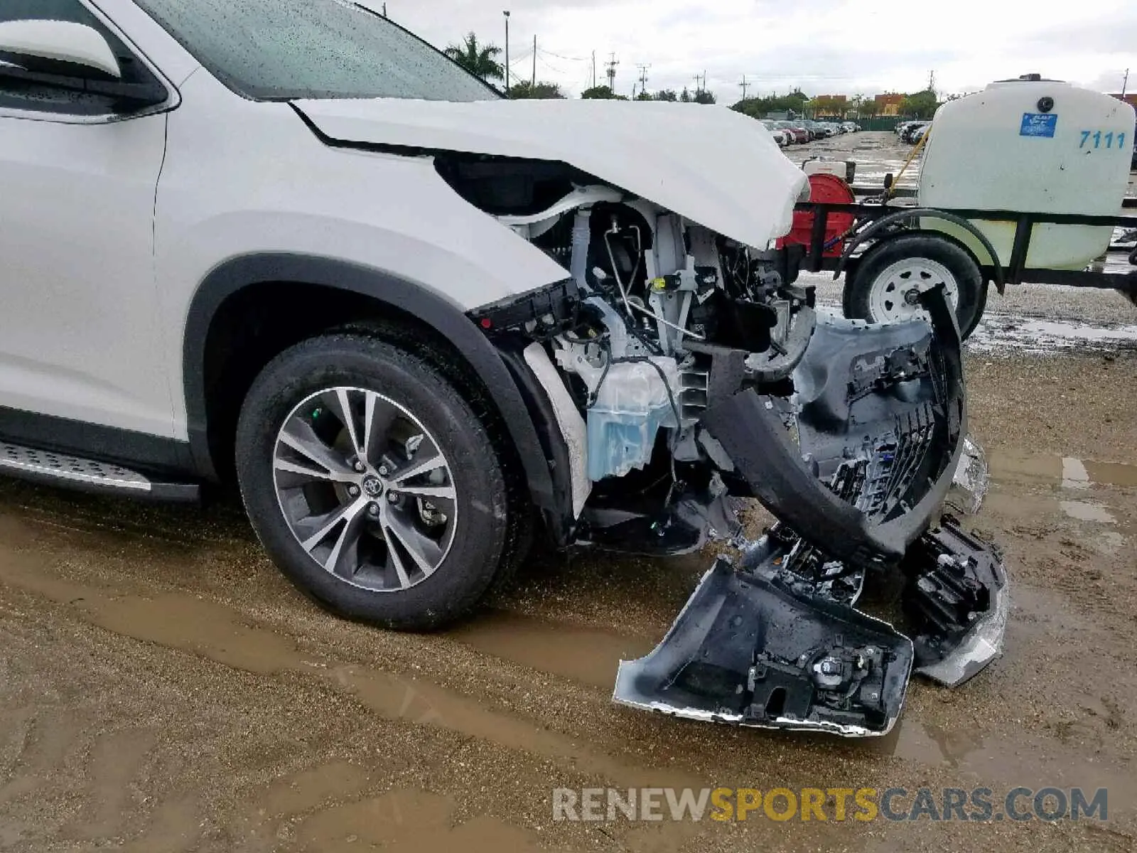 9 Photograph of a damaged car 5TDZZRFH4KS334241 TOYOTA HIGHLANDER 2019