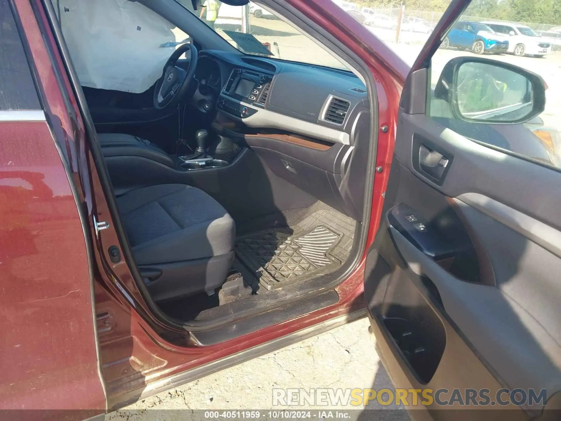 5 Photograph of a damaged car 5TDZZRFH4KS354778 TOYOTA HIGHLANDER 2019