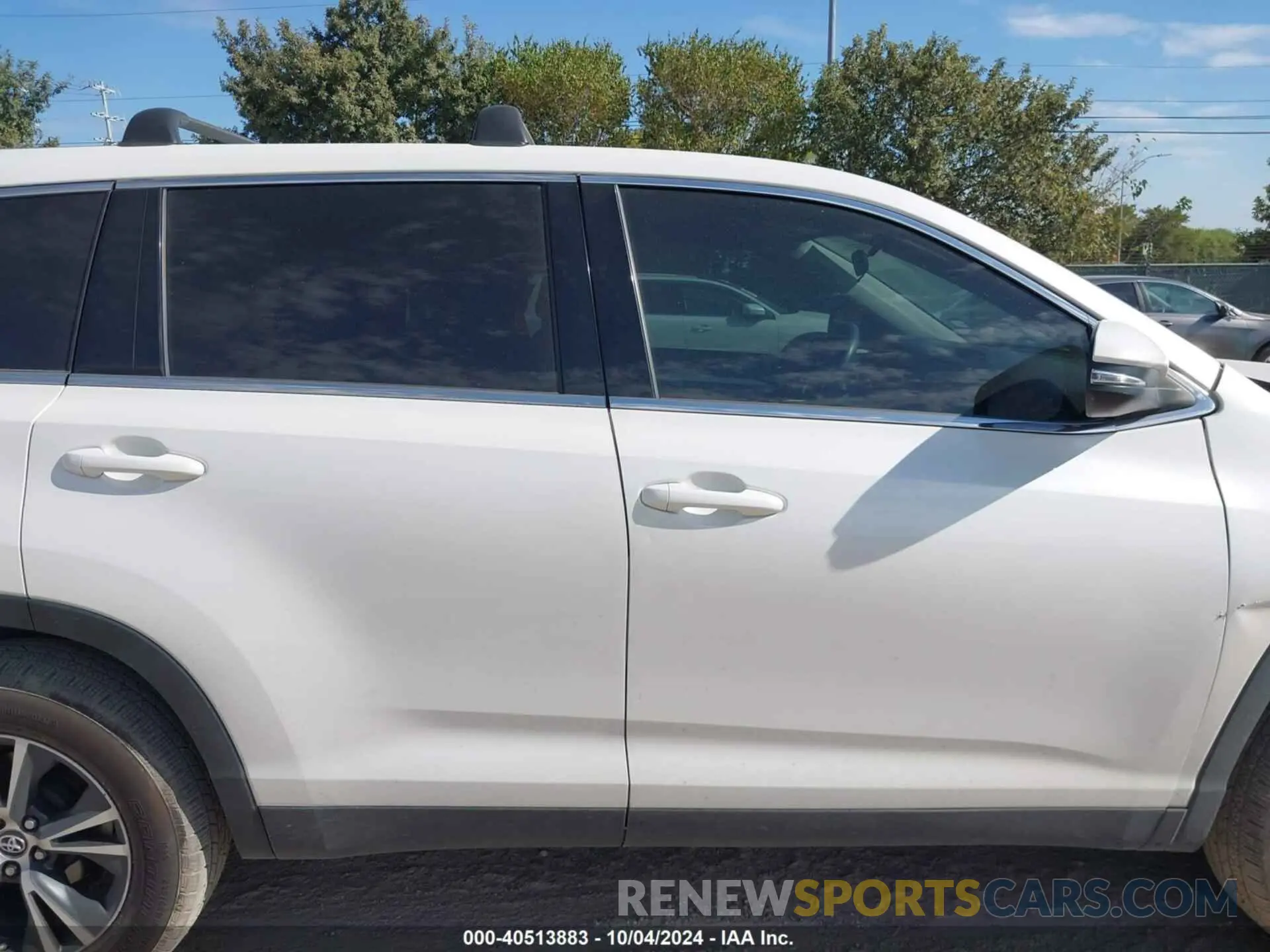 14 Photograph of a damaged car 5TDZZRFH5KS289553 TOYOTA HIGHLANDER 2019