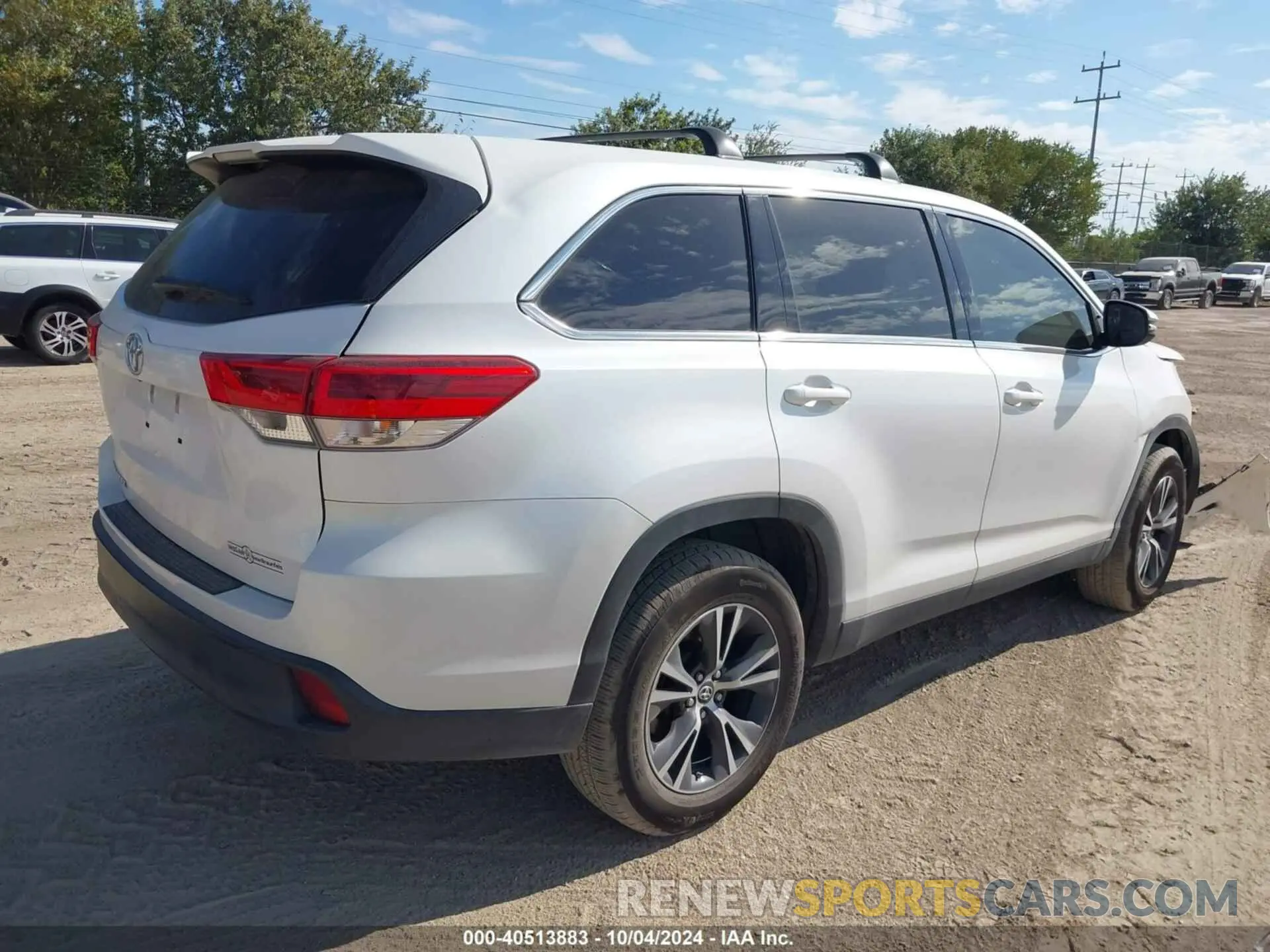 4 Photograph of a damaged car 5TDZZRFH5KS289553 TOYOTA HIGHLANDER 2019