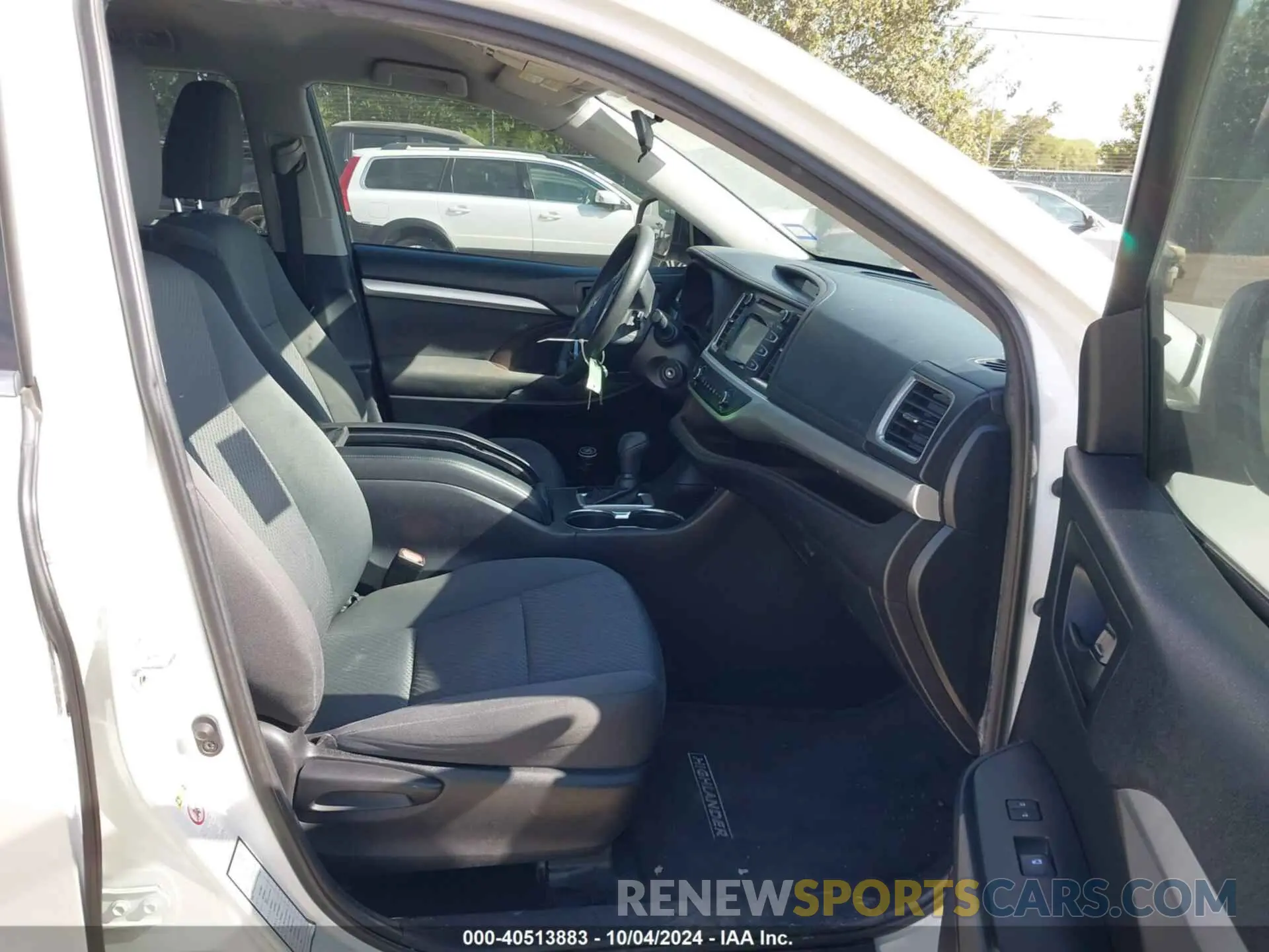 5 Photograph of a damaged car 5TDZZRFH5KS289553 TOYOTA HIGHLANDER 2019