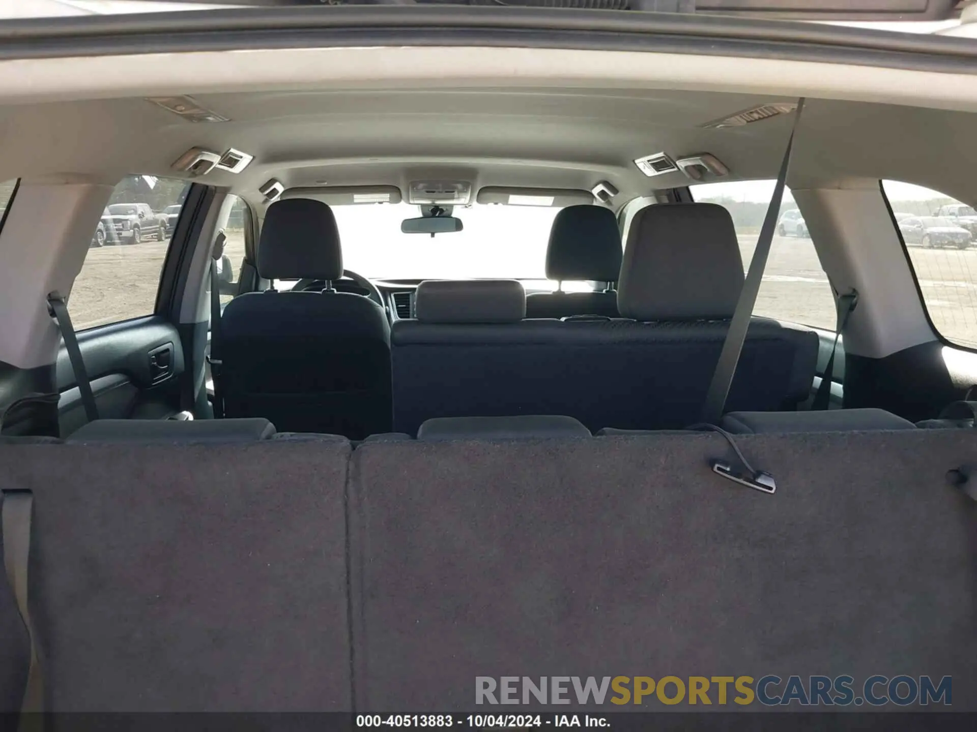 8 Photograph of a damaged car 5TDZZRFH5KS289553 TOYOTA HIGHLANDER 2019