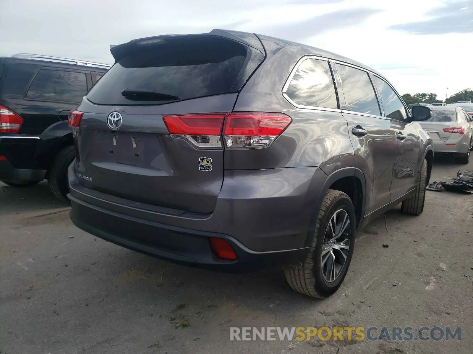 4 Photograph of a damaged car 5TDZZRFH5KS355955 TOYOTA HIGHLANDER 2019