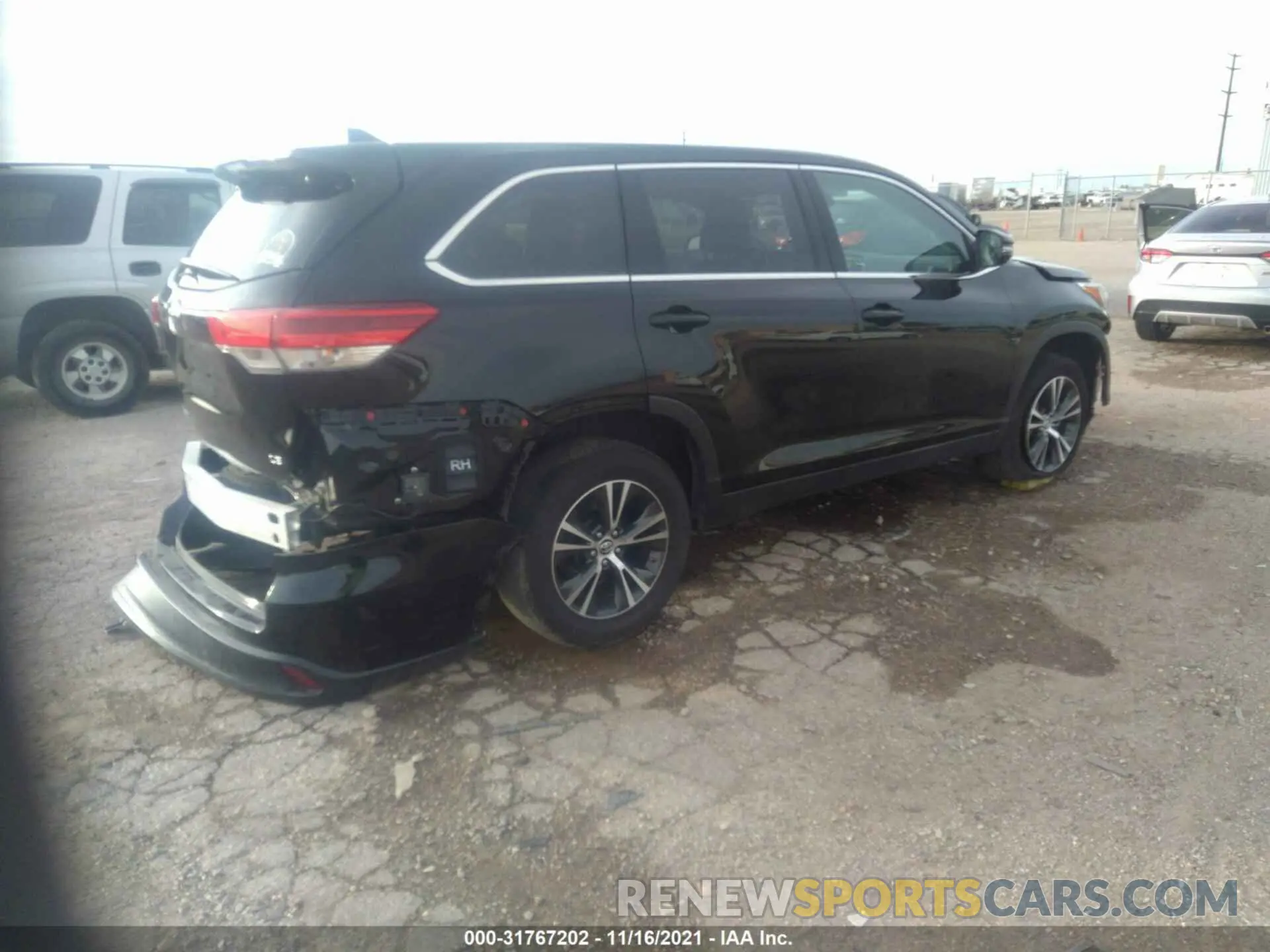 4 Photograph of a damaged car 5TDZZRFH5KS362775 TOYOTA HIGHLANDER 2019