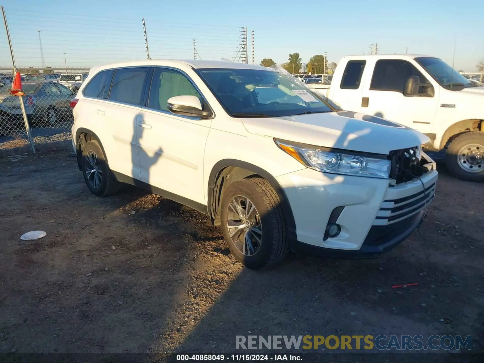 1 Photograph of a damaged car 5TDZZRFH5KS365353 TOYOTA HIGHLANDER 2019