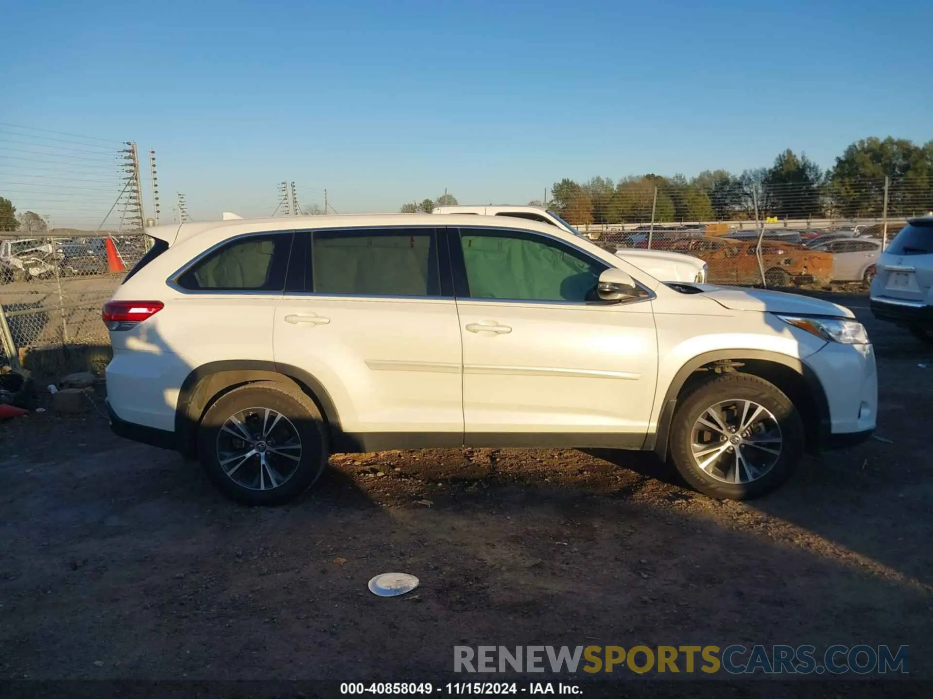 13 Photograph of a damaged car 5TDZZRFH5KS365353 TOYOTA HIGHLANDER 2019