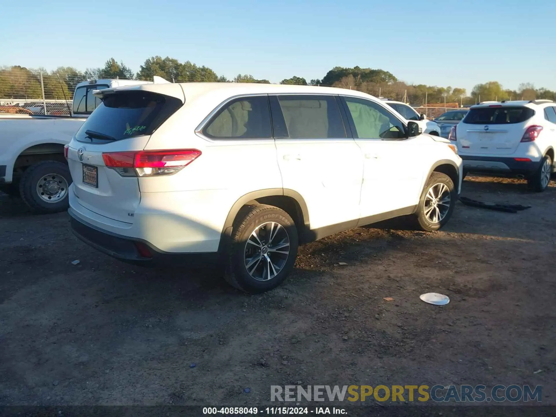 4 Photograph of a damaged car 5TDZZRFH5KS365353 TOYOTA HIGHLANDER 2019