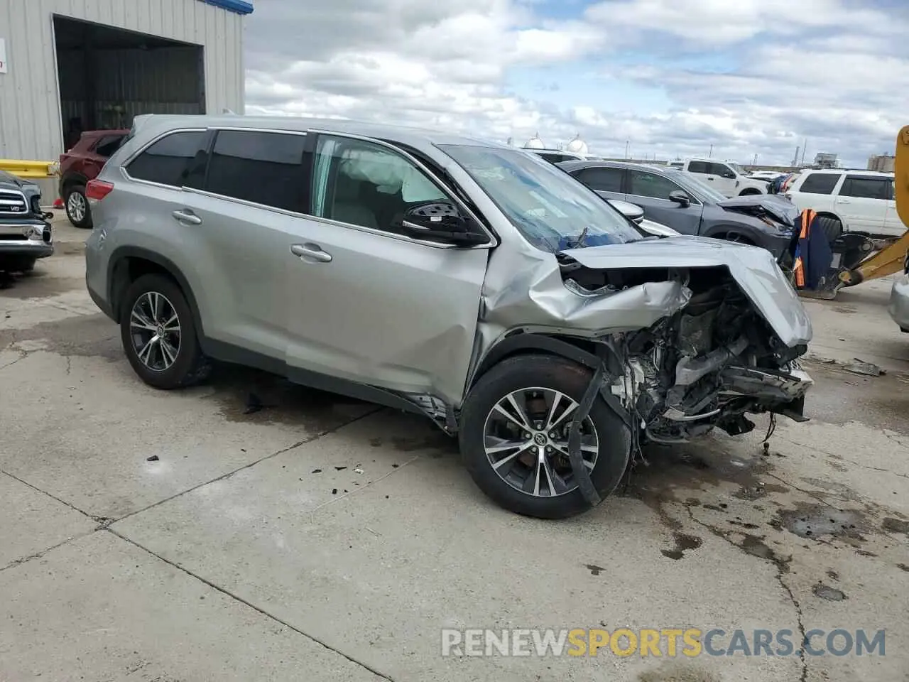 4 Photograph of a damaged car 5TDZZRFH6KS297578 TOYOTA HIGHLANDER 2019