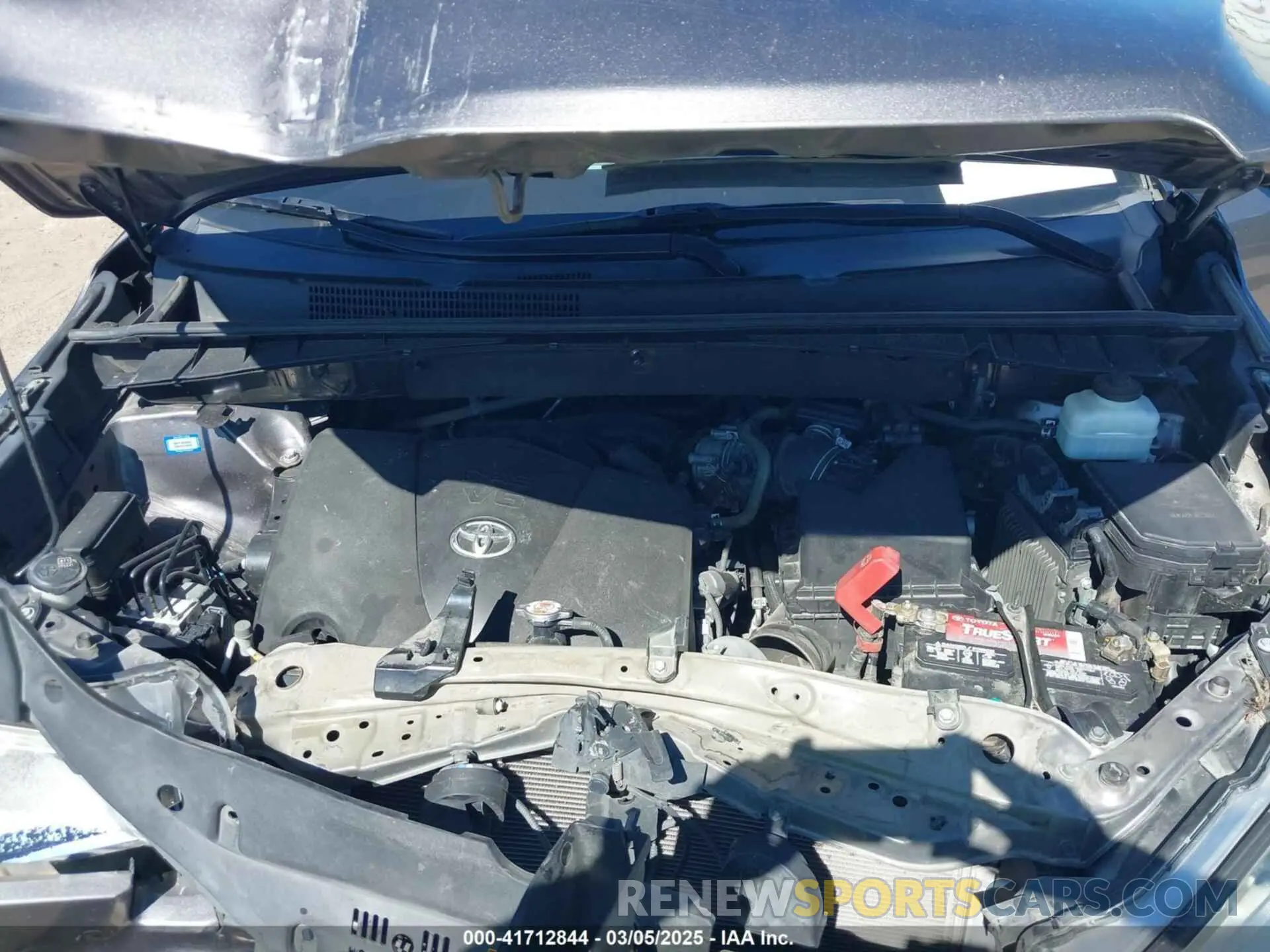 10 Photograph of a damaged car 5TDZZRFH6KS306098 TOYOTA HIGHLANDER 2019