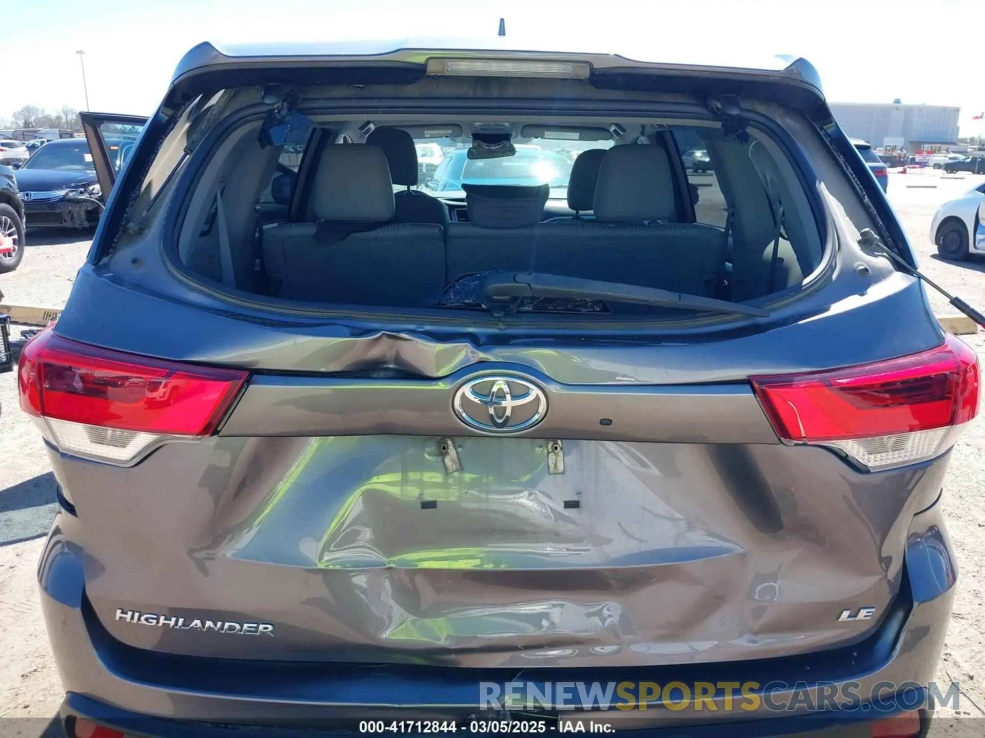 17 Photograph of a damaged car 5TDZZRFH6KS306098 TOYOTA HIGHLANDER 2019