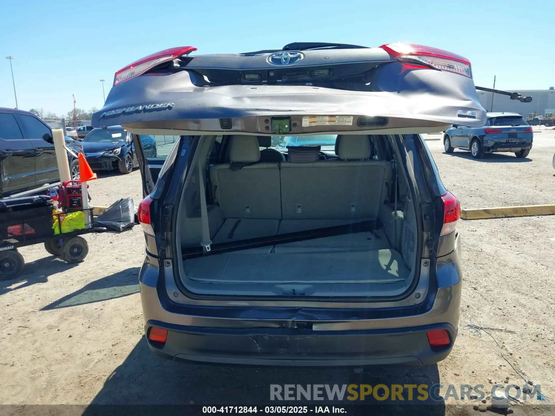 18 Photograph of a damaged car 5TDZZRFH6KS306098 TOYOTA HIGHLANDER 2019