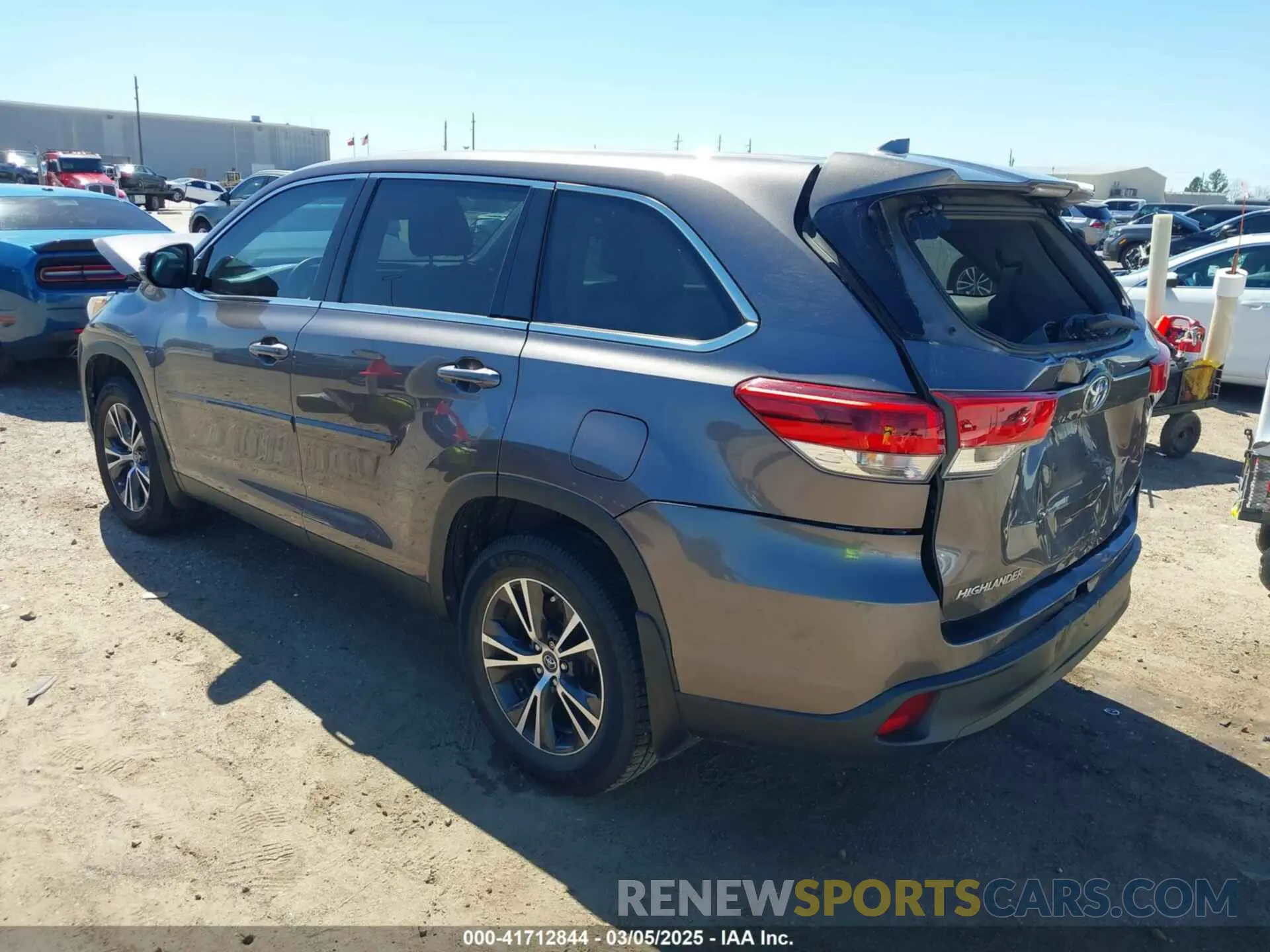 3 Photograph of a damaged car 5TDZZRFH6KS306098 TOYOTA HIGHLANDER 2019