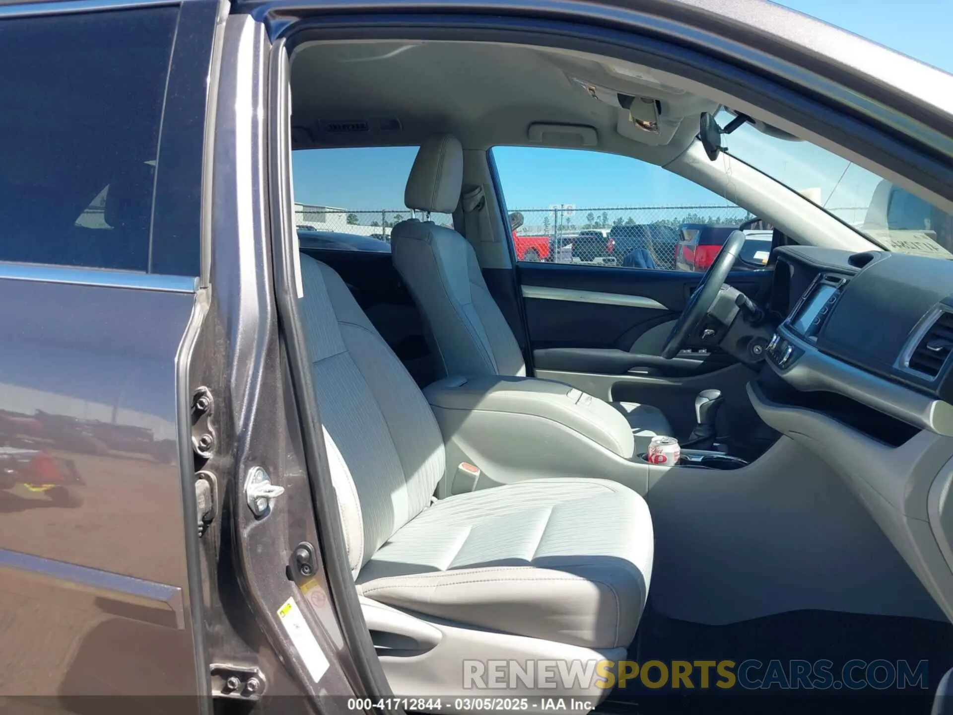 5 Photograph of a damaged car 5TDZZRFH6KS306098 TOYOTA HIGHLANDER 2019