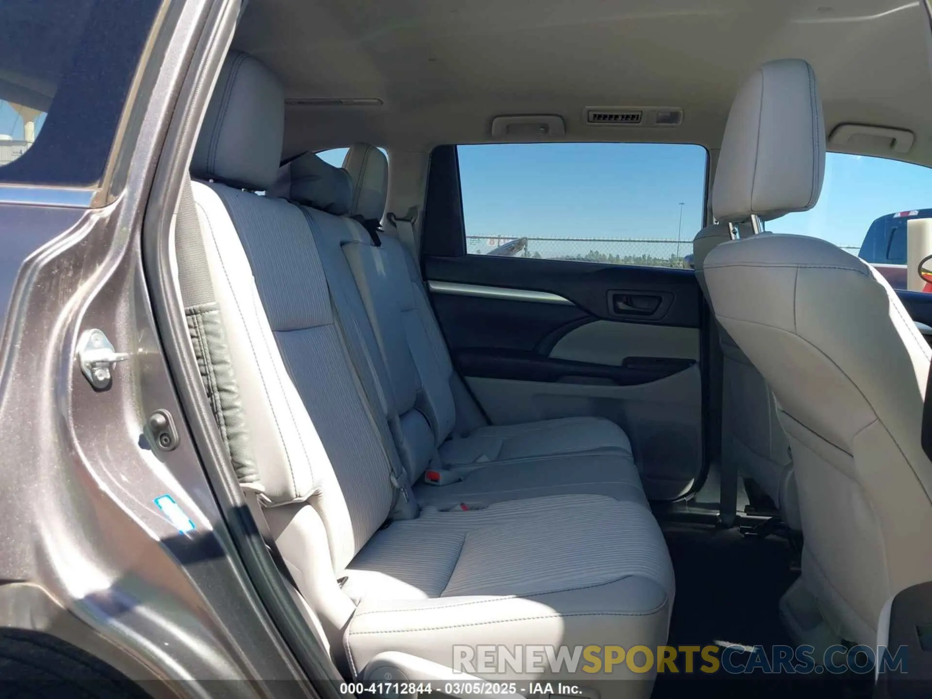 8 Photograph of a damaged car 5TDZZRFH6KS306098 TOYOTA HIGHLANDER 2019