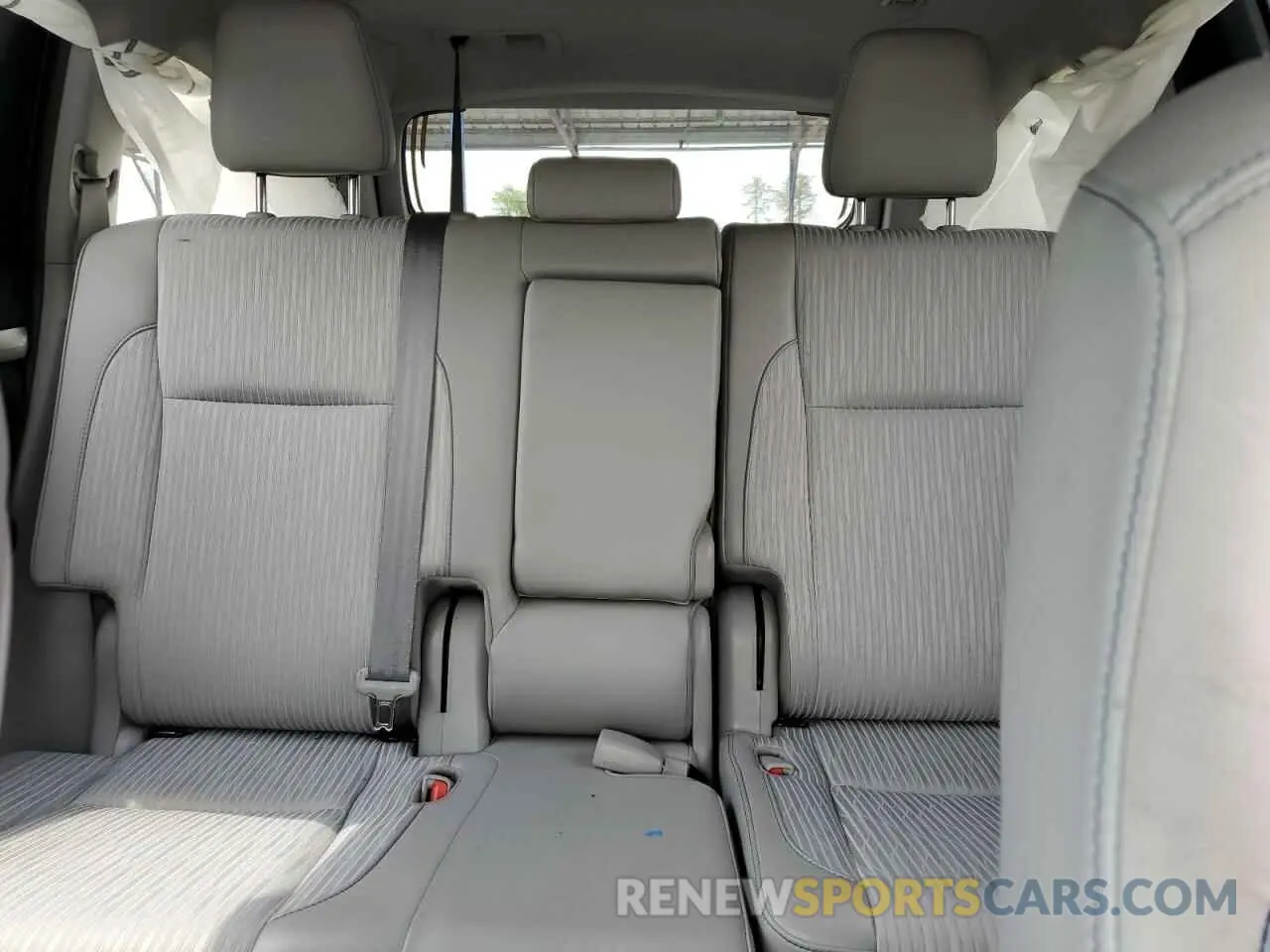 10 Photograph of a damaged car 5TDZZRFH6KS323970 TOYOTA HIGHLANDER 2019