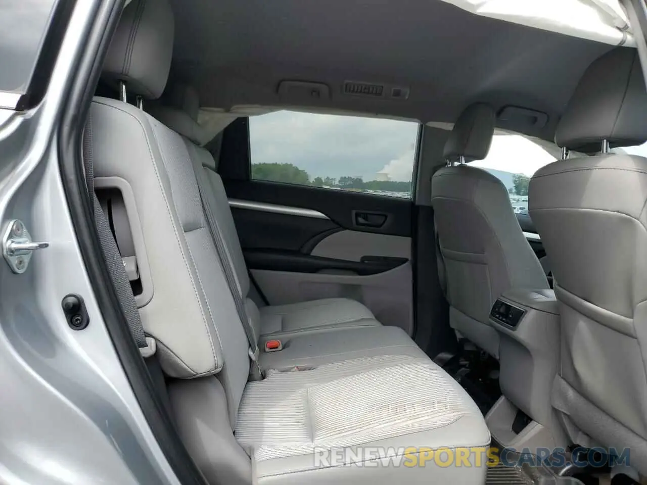 11 Photograph of a damaged car 5TDZZRFH6KS323970 TOYOTA HIGHLANDER 2019